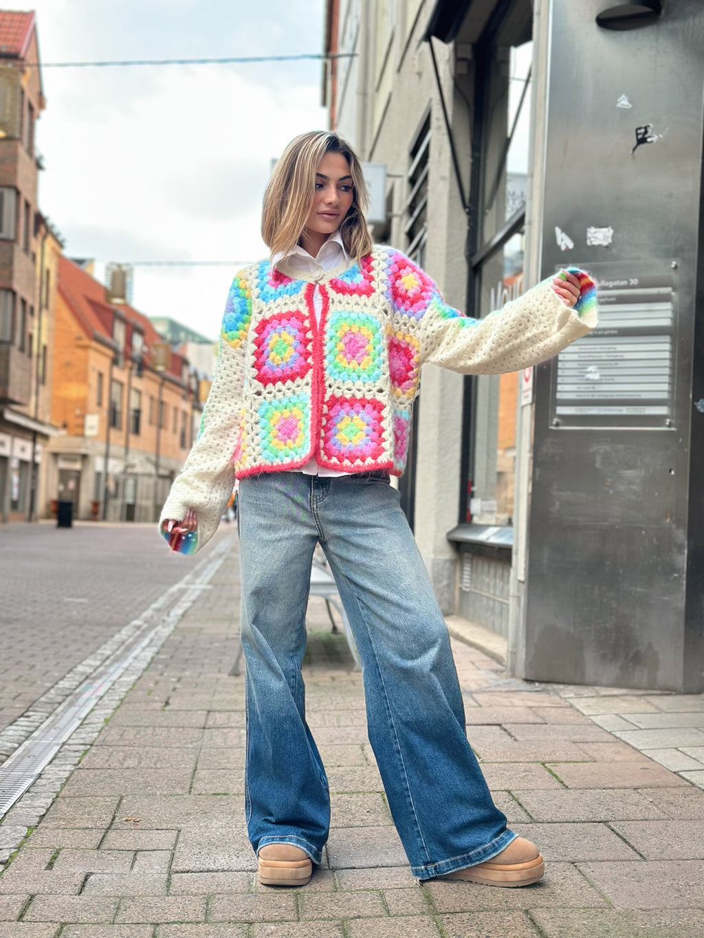 Färgglad virkad kofta