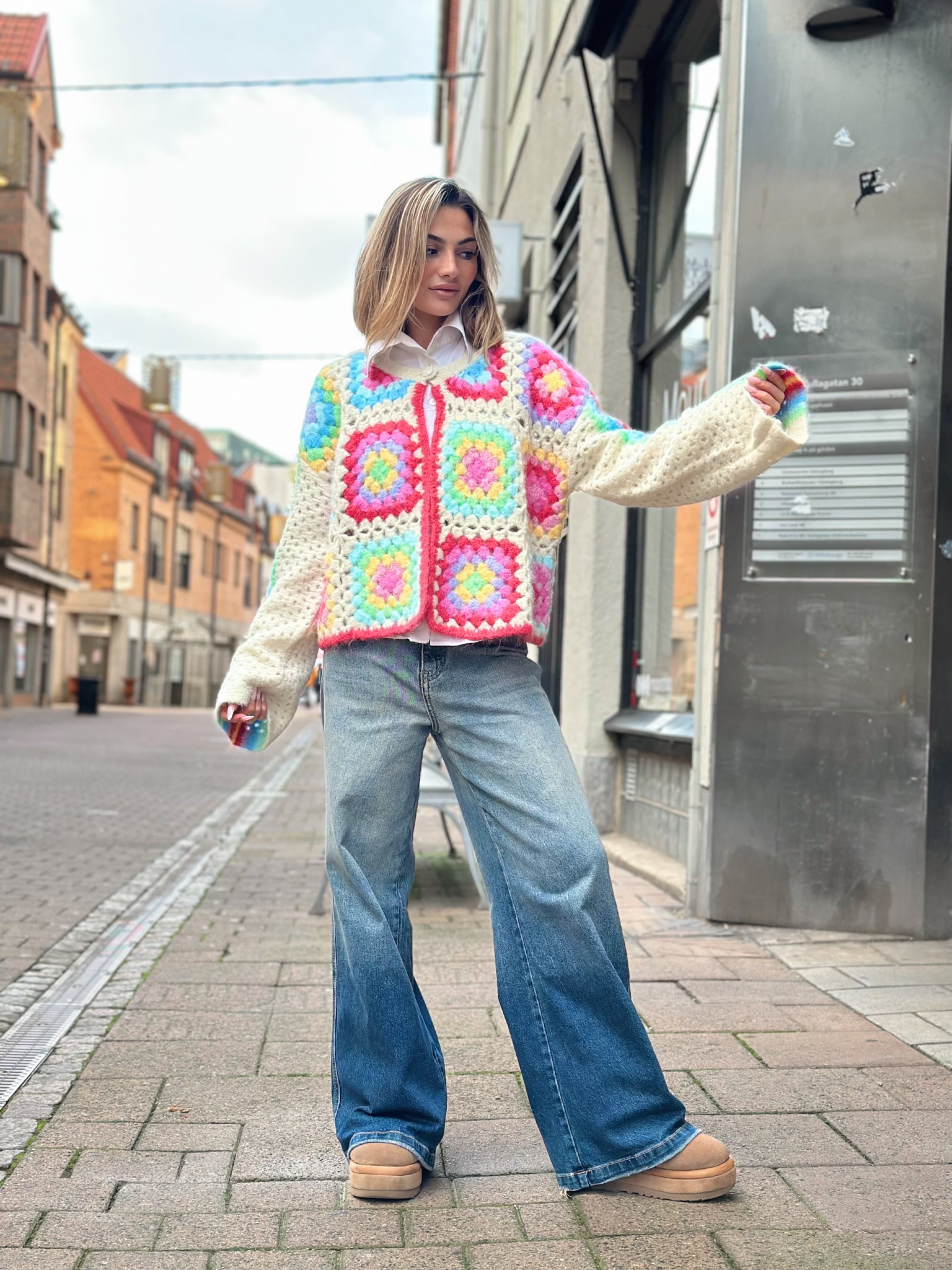 Färgglad virkad kofta