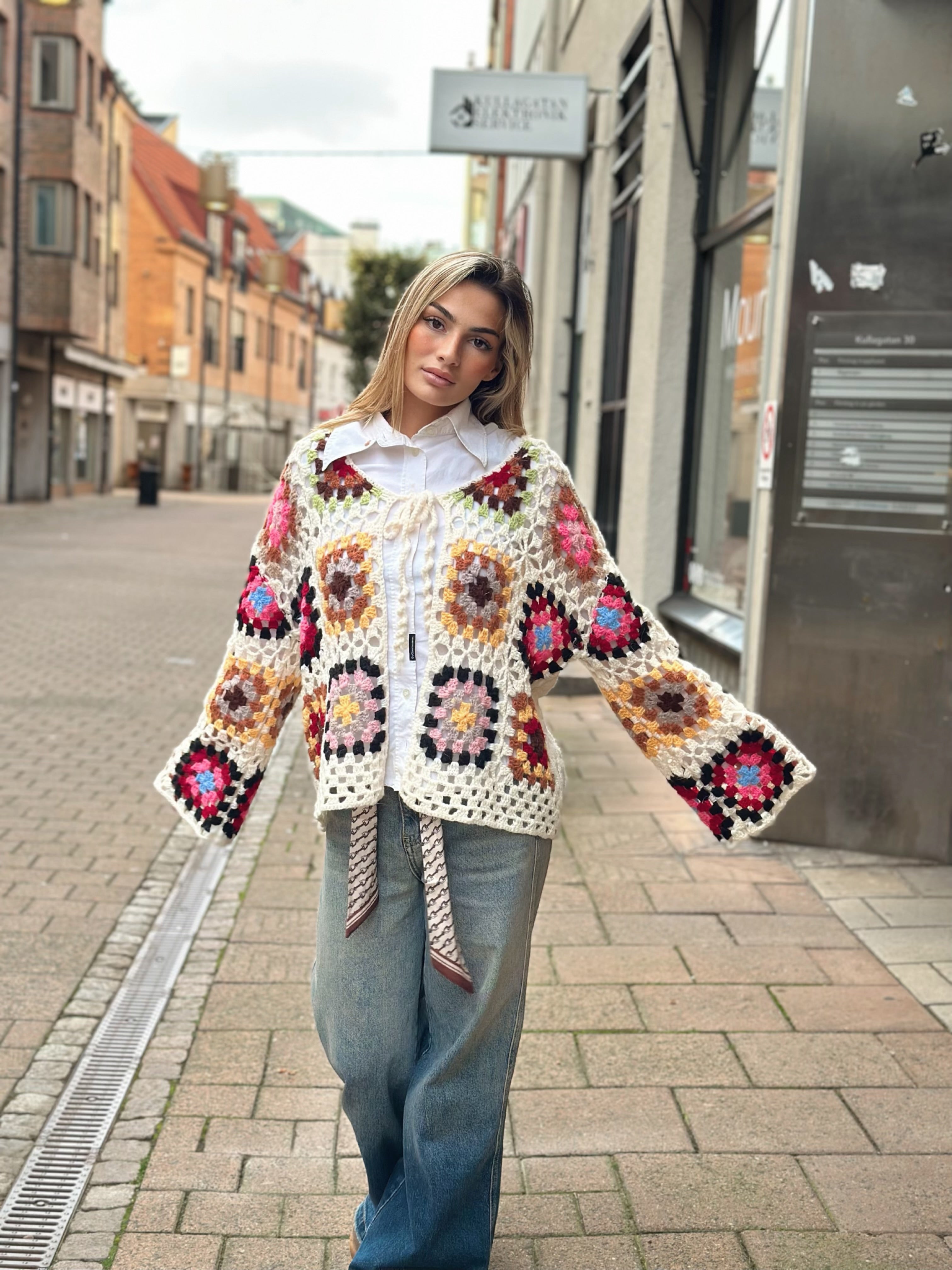 Virkad kofta i boho-stil