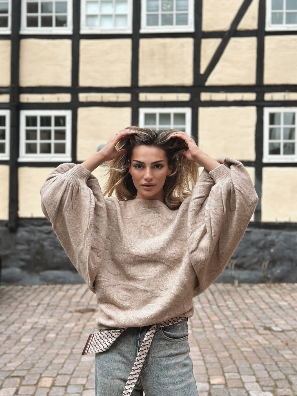 Stickad tröja med ballongärm