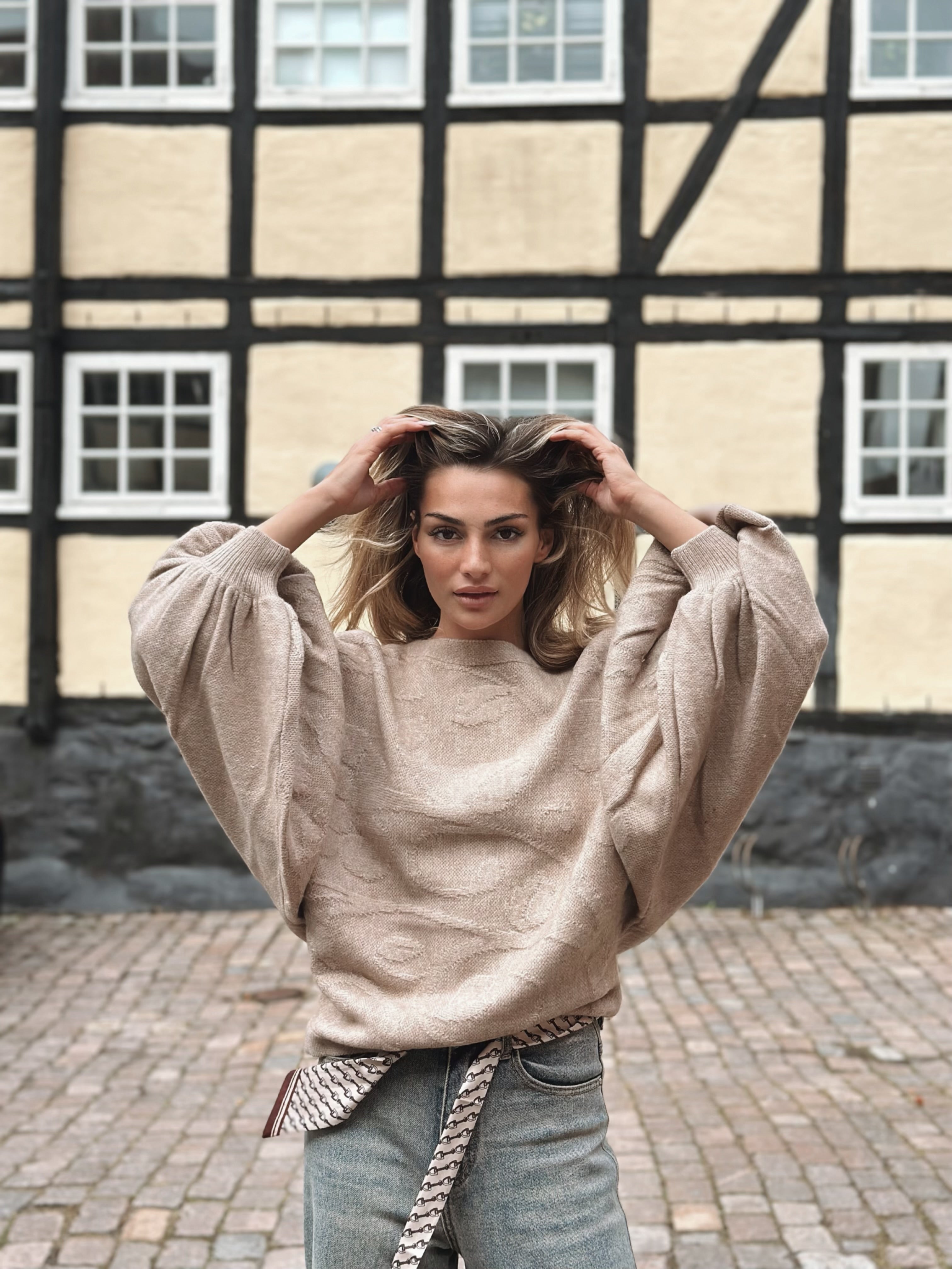 Stickad tröja med ballongärm