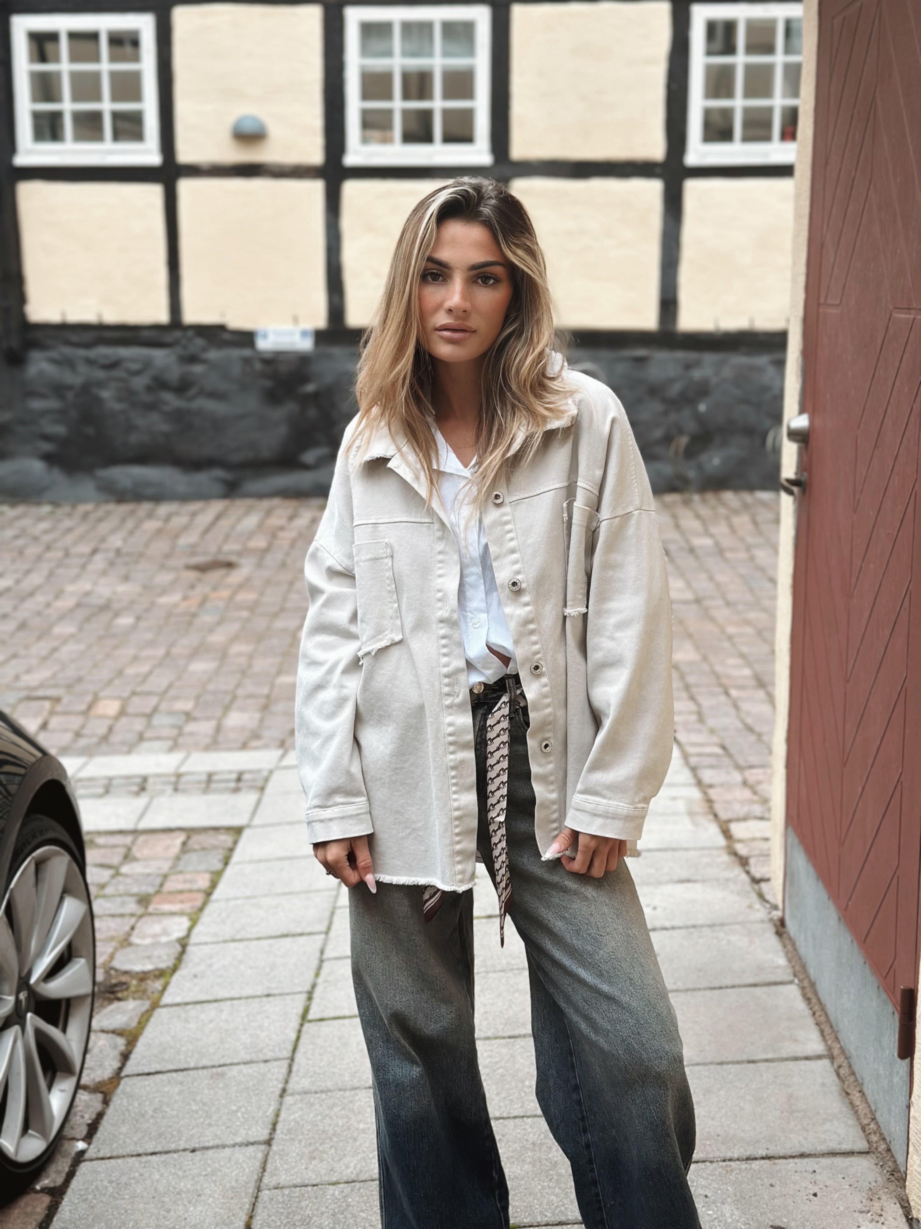 Oversize jacka med handmålad detalj – “Happiness Blooms”