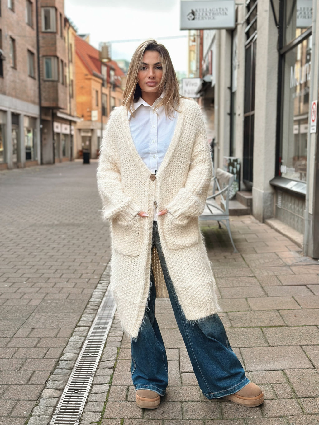 Stickad långkofta med knappar