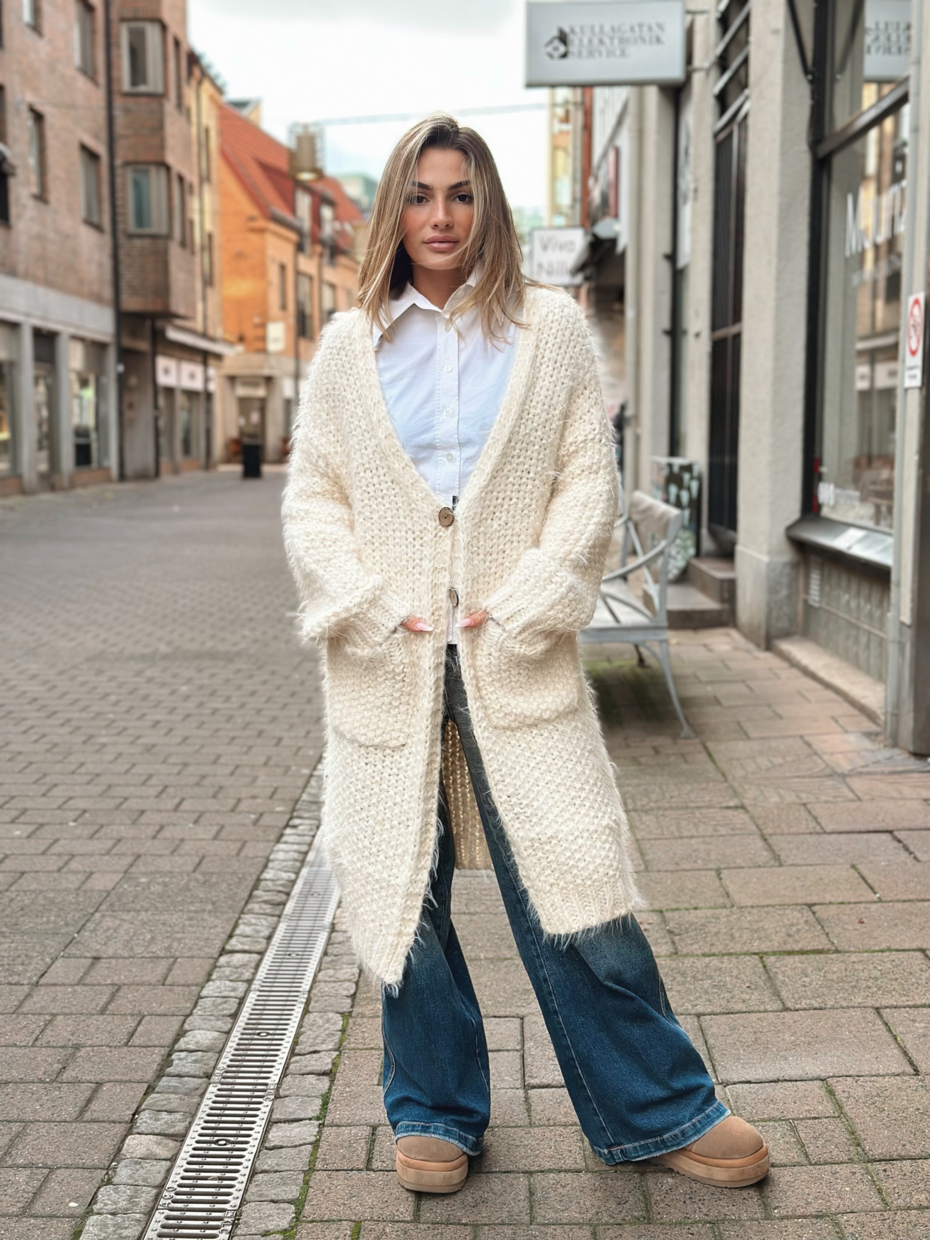 Stickad långkofta med knappar