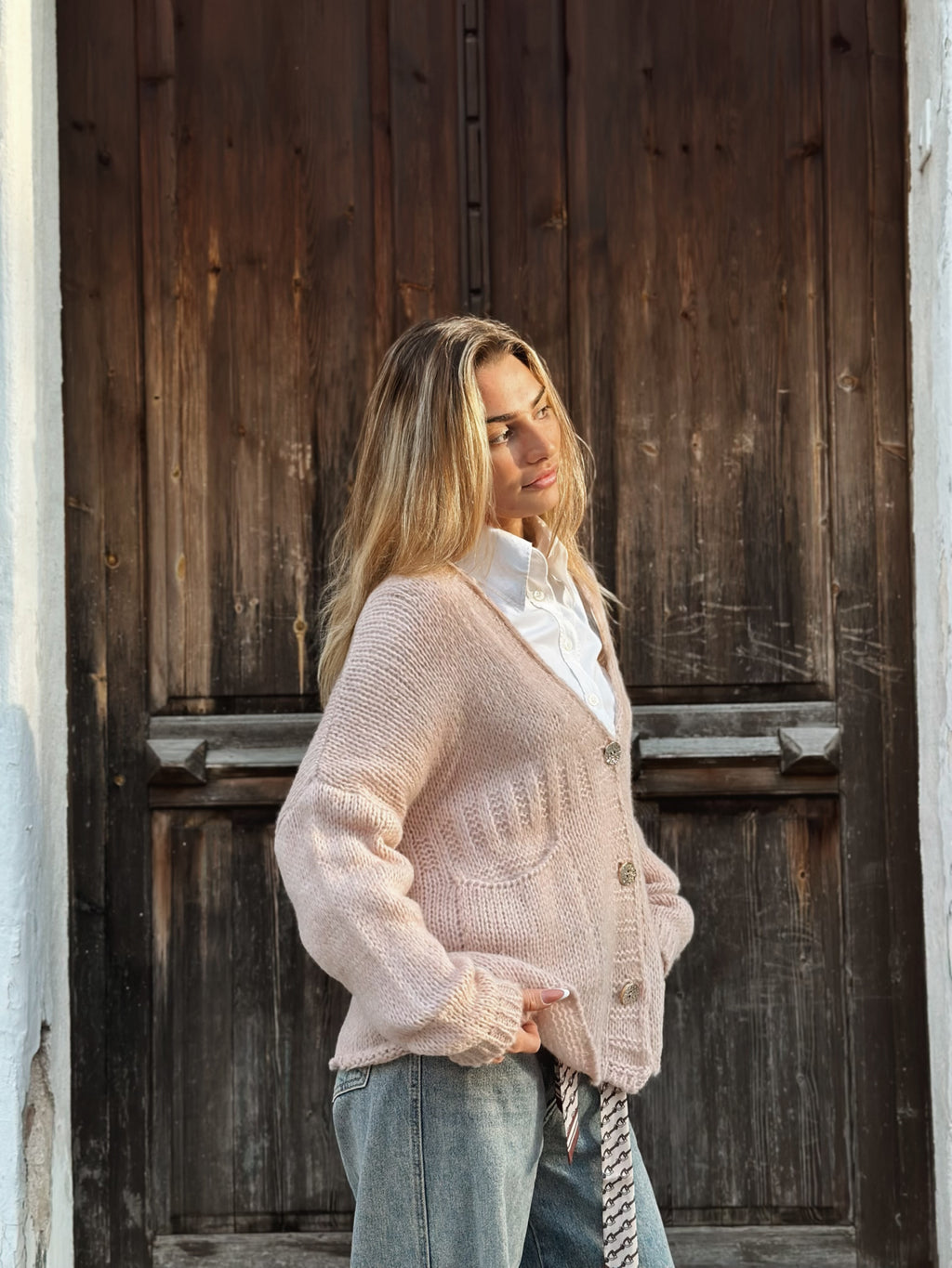 Stickad kofta med fickor och dekorativa knappar