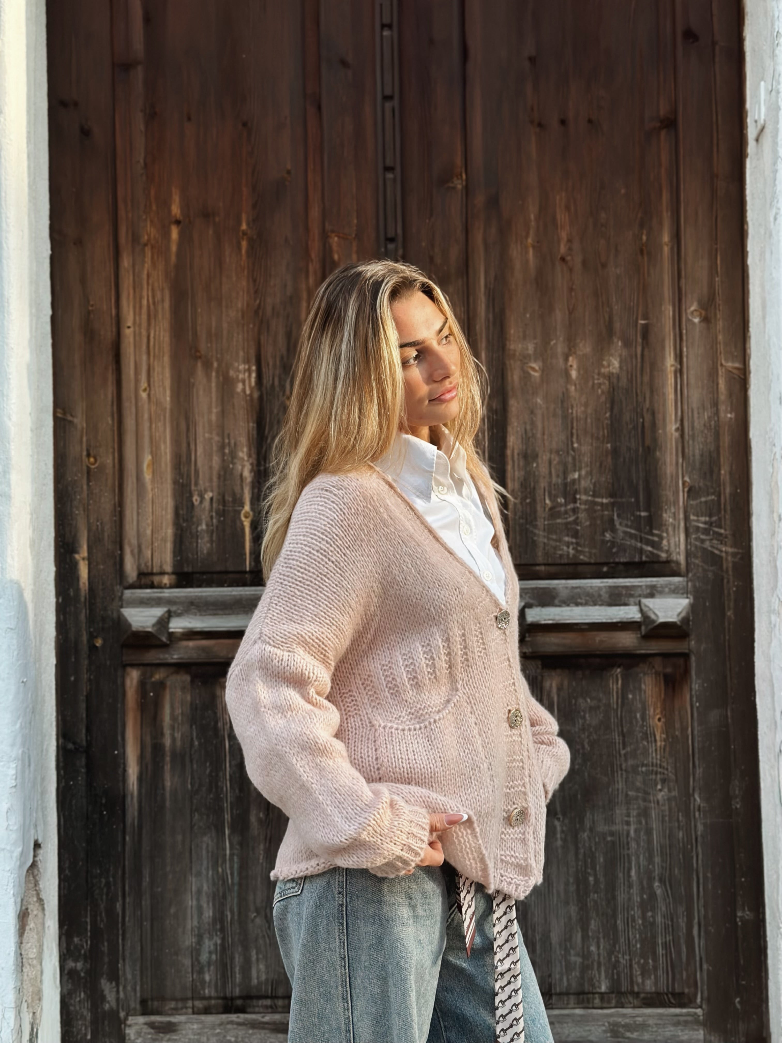 Stickad kofta med fickor och dekorativa knappar