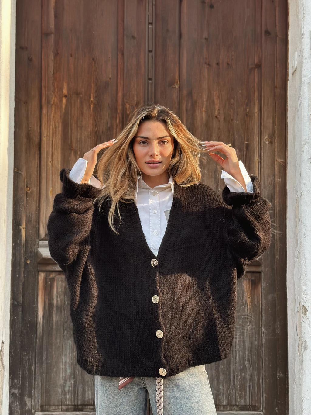 Stickad kofta med volangärm