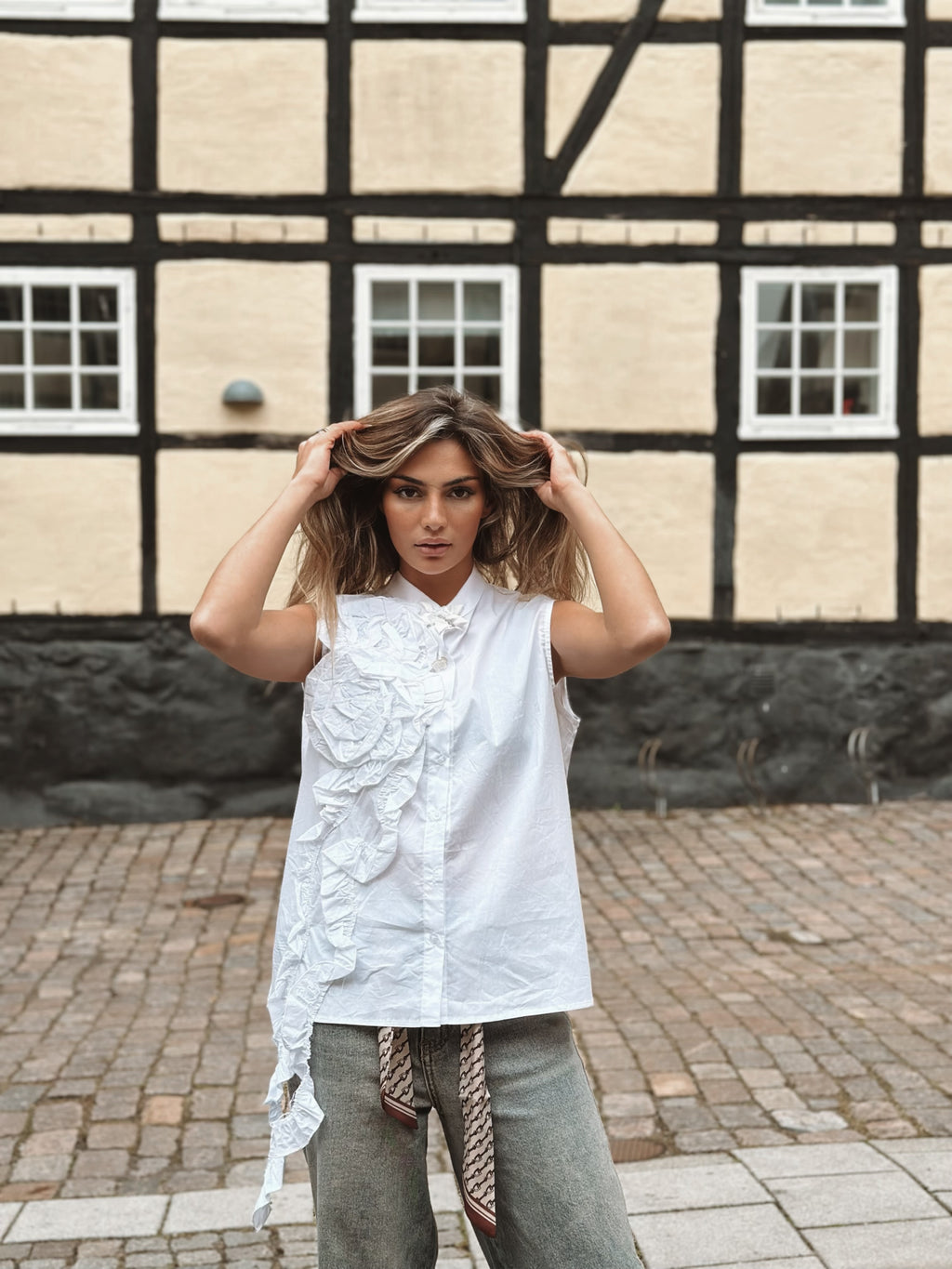 Ärmlös bomullsskjorta med volangdetalj