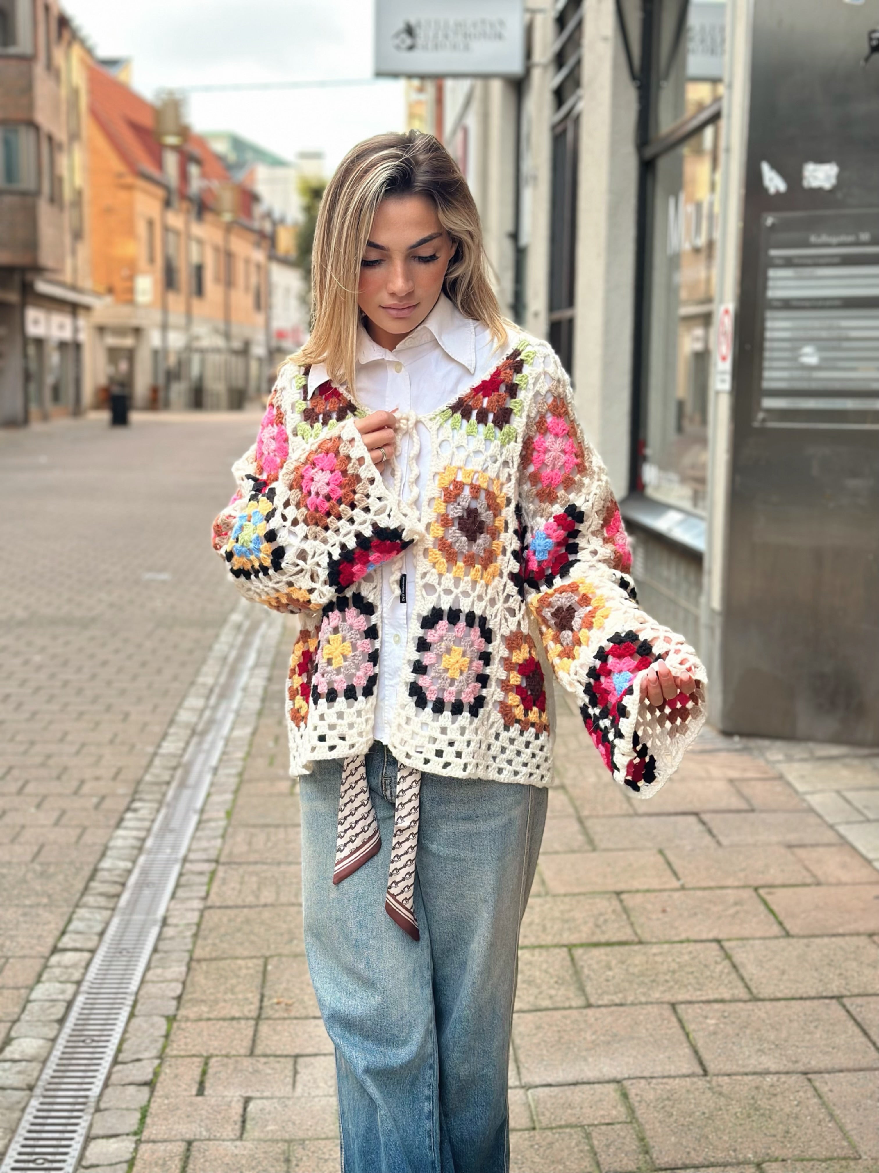 Virkad kofta i boho-stil