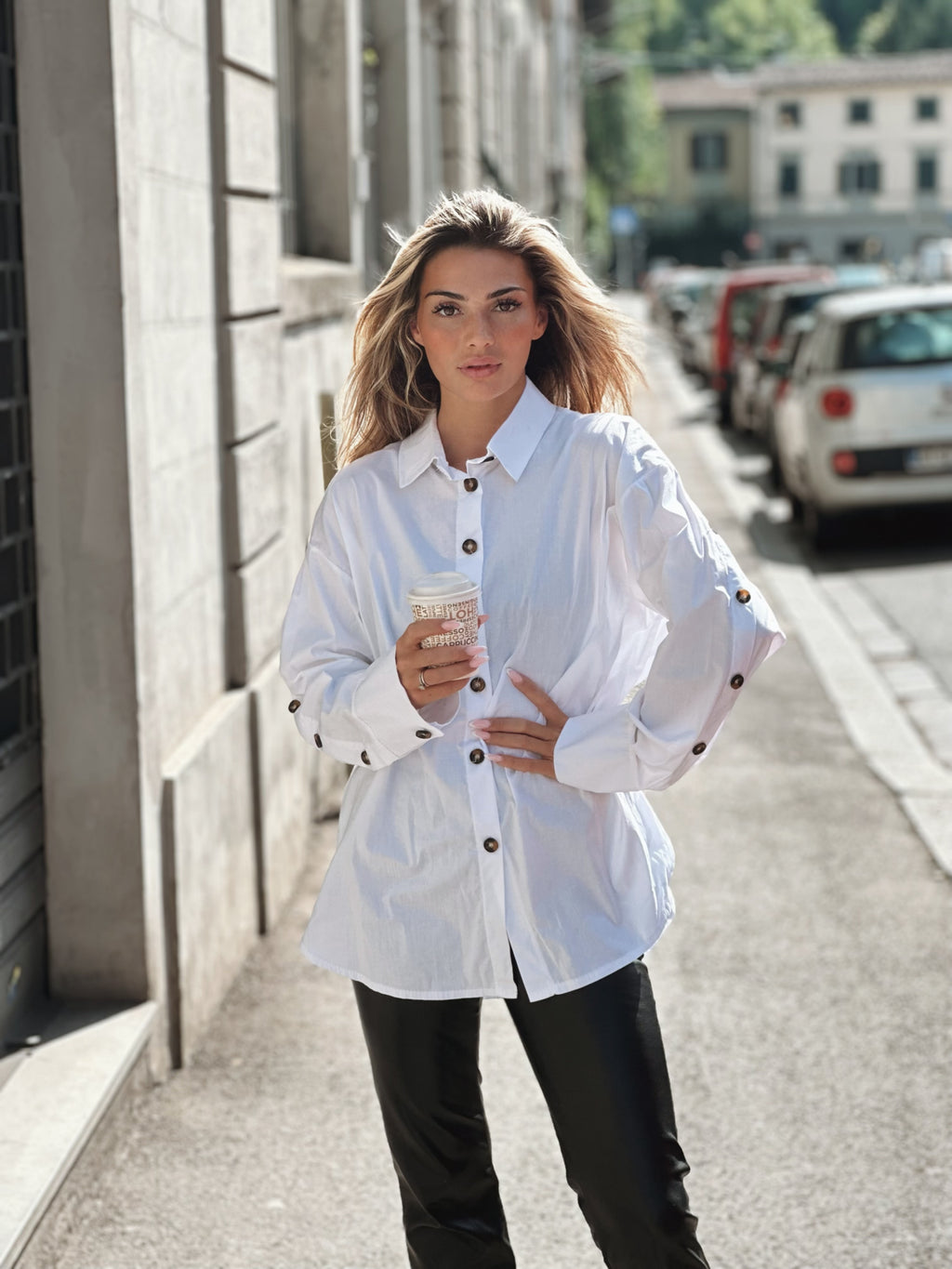 Trendig skjorta med knappar