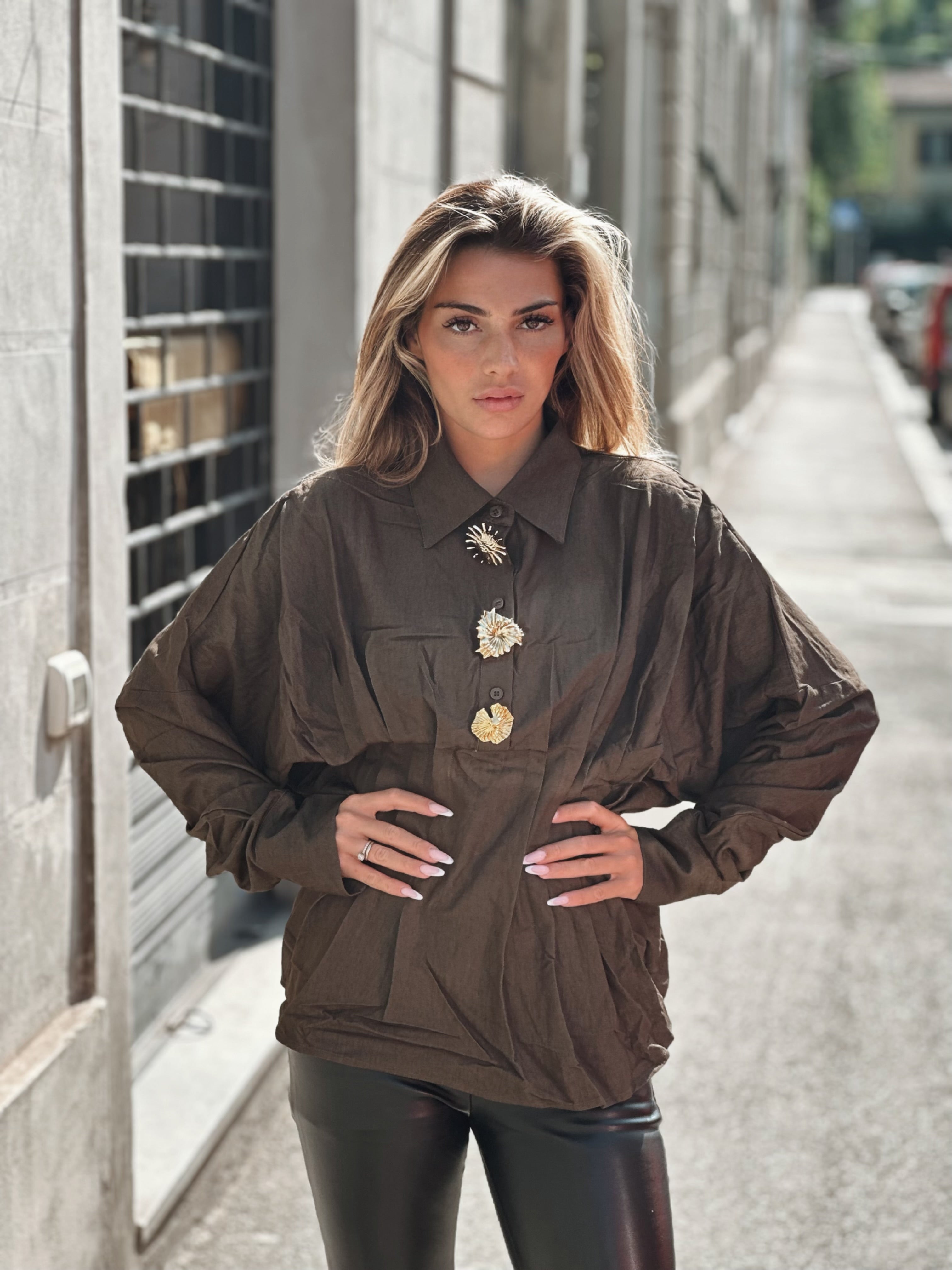 Oversized skjorta med dekorativa knappar