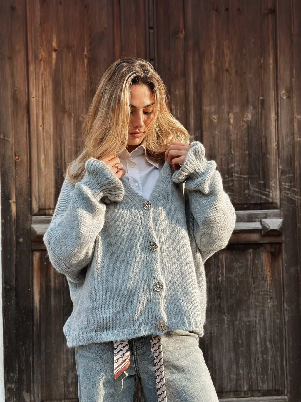 Stickad kofta med volangärm