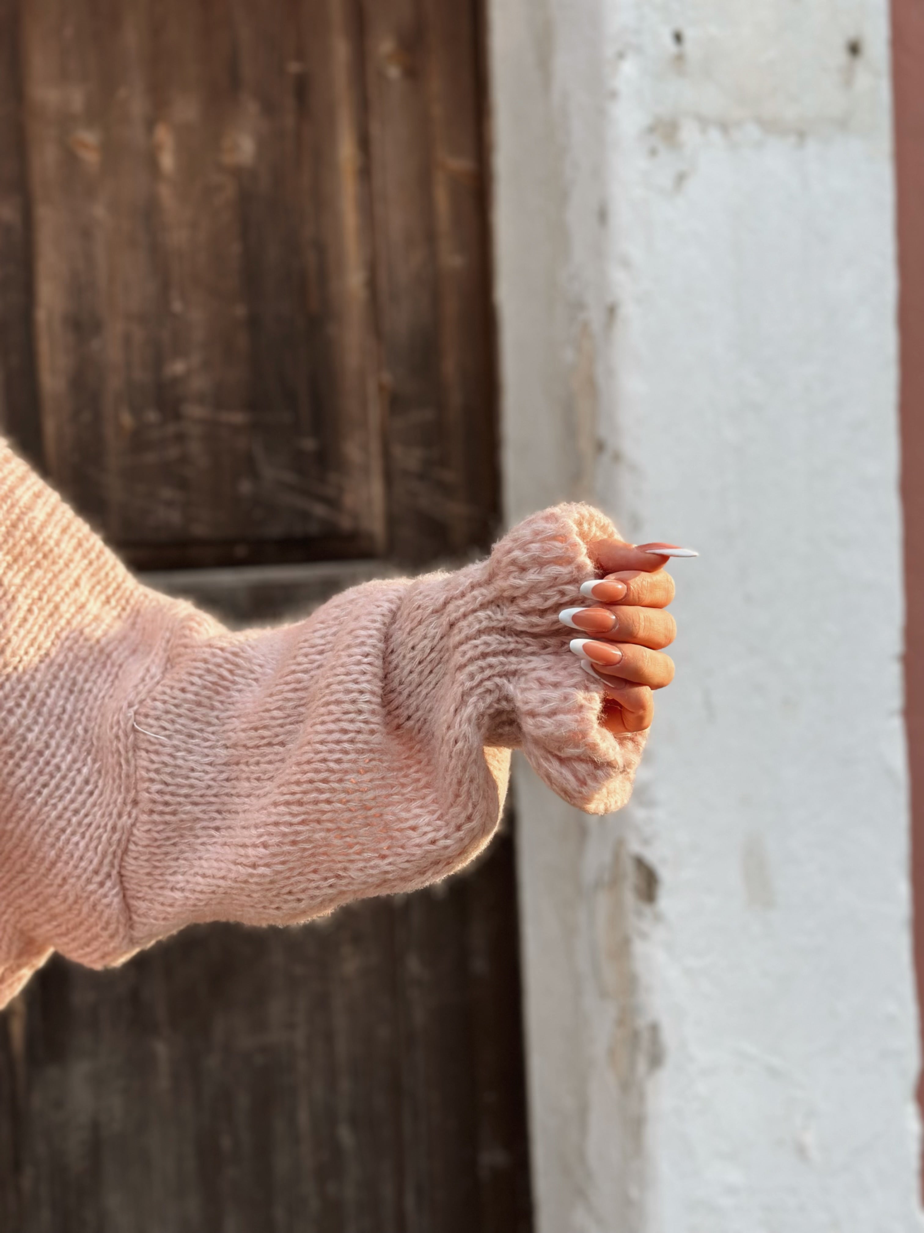 Stickad kofta med volangärm