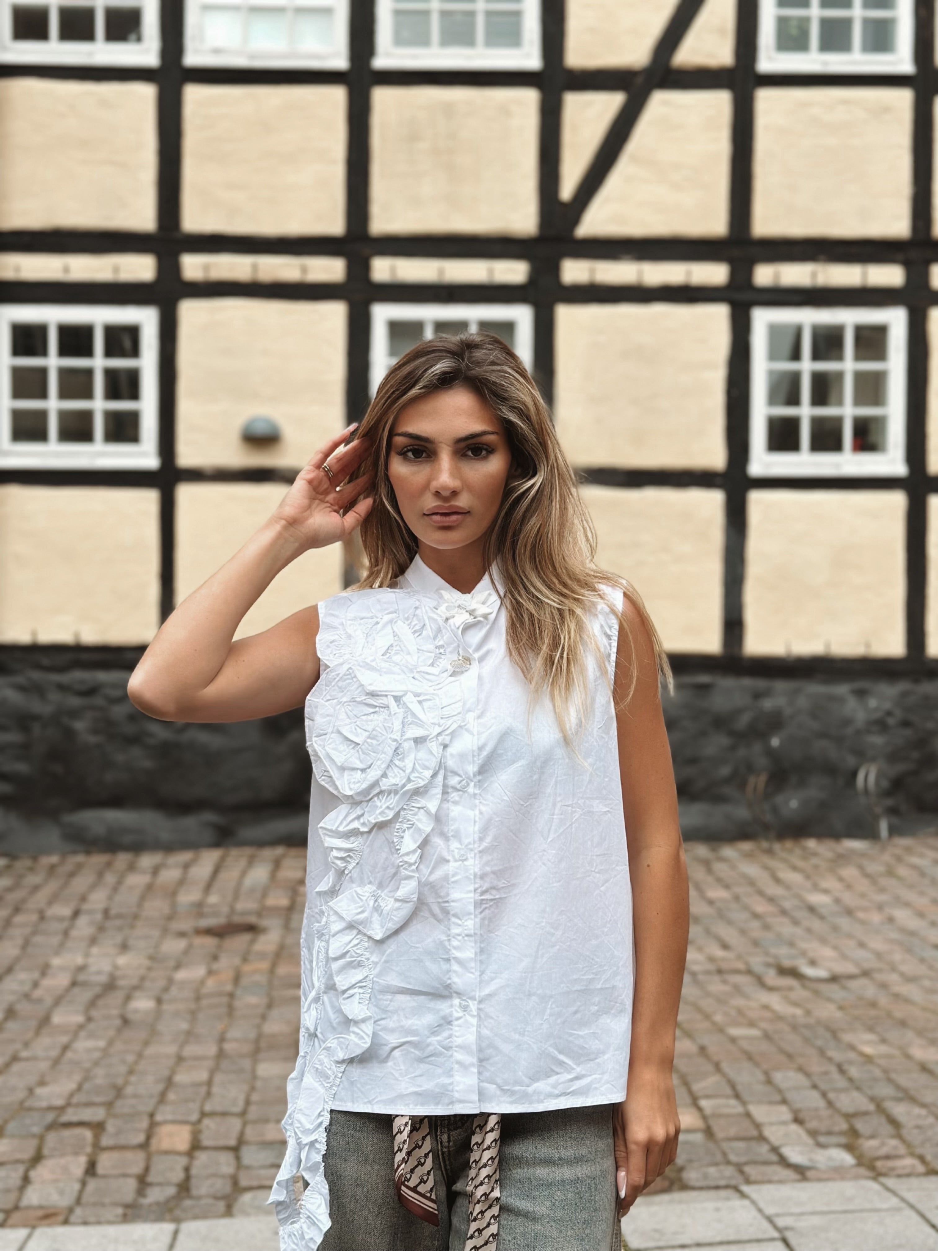 Ärmlös bomullsskjorta med volangdetalj