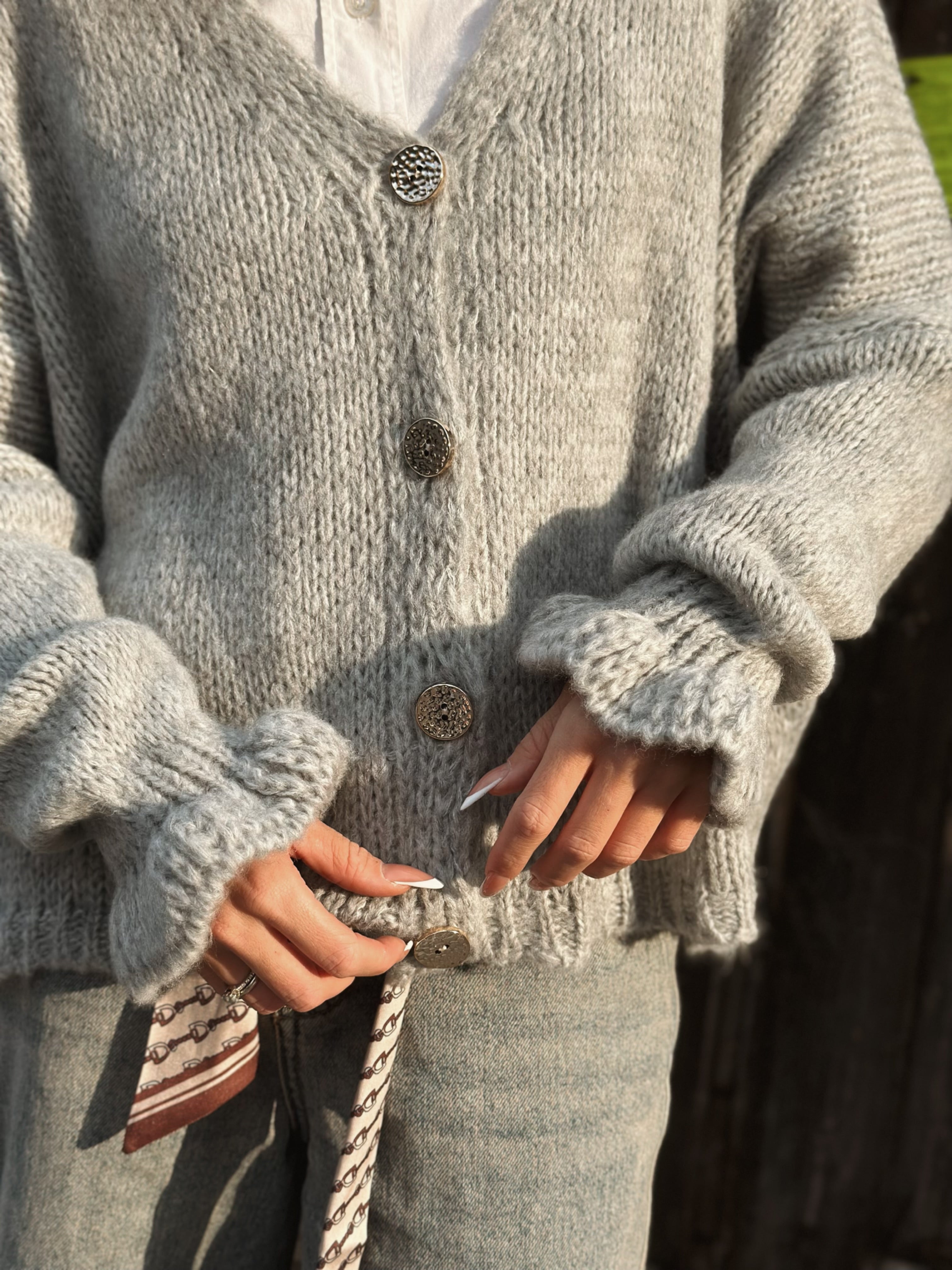 Stickad kofta med volangärm