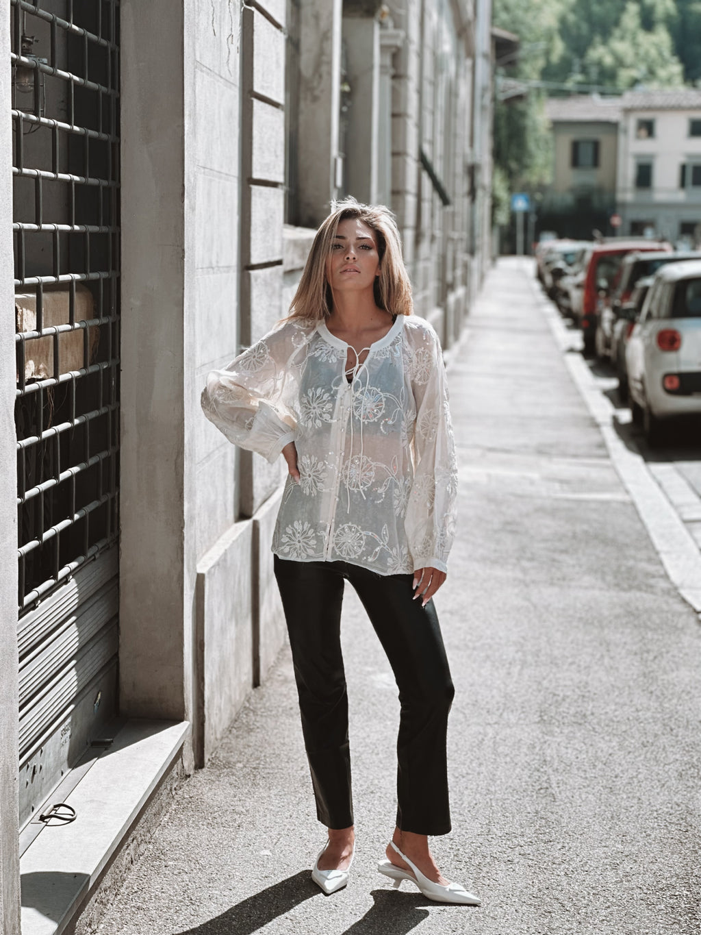 Romantisk broderad blus