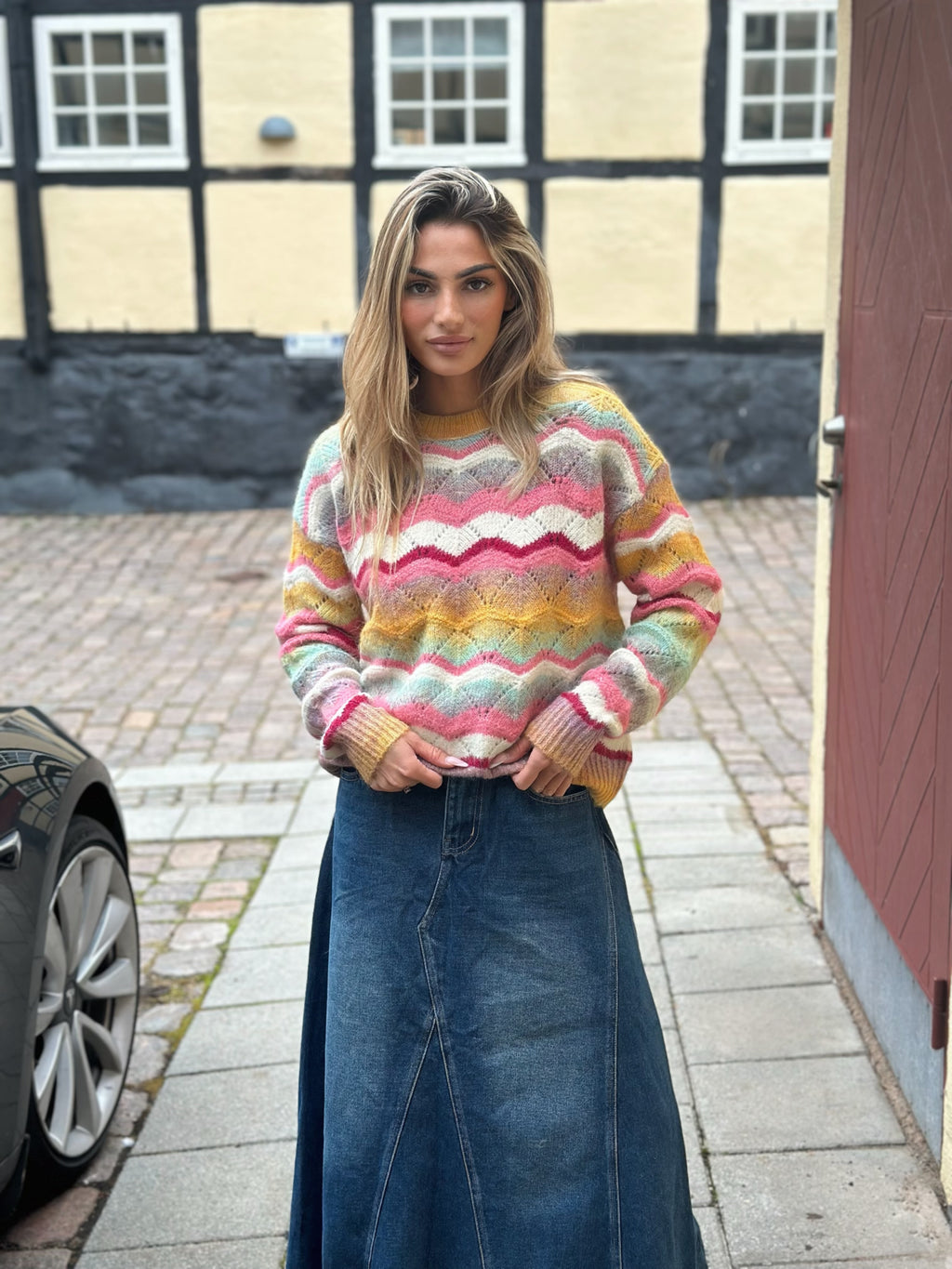 Stickad tröja i pastellmönster