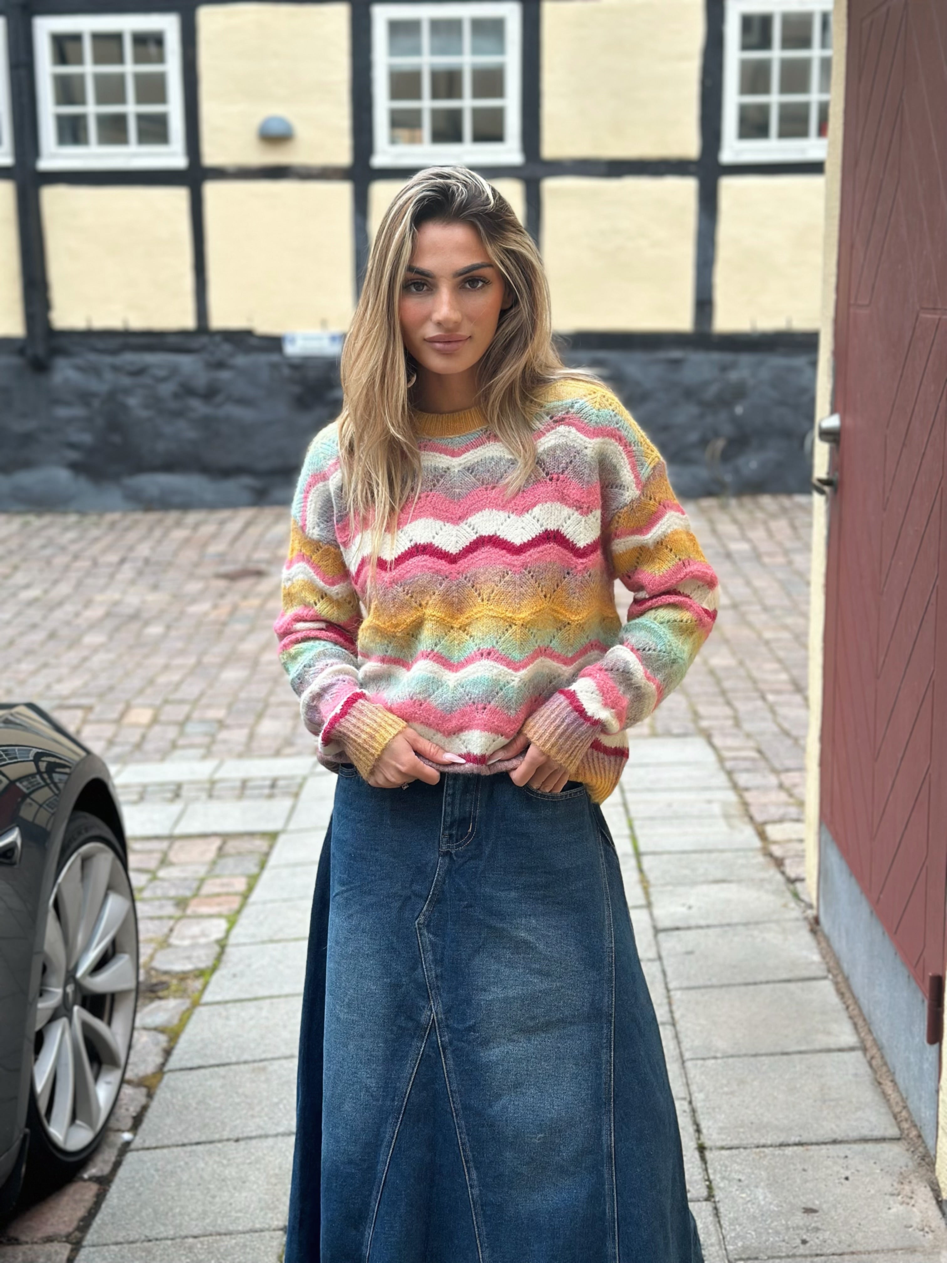 Stickad tröja i pastellmönster