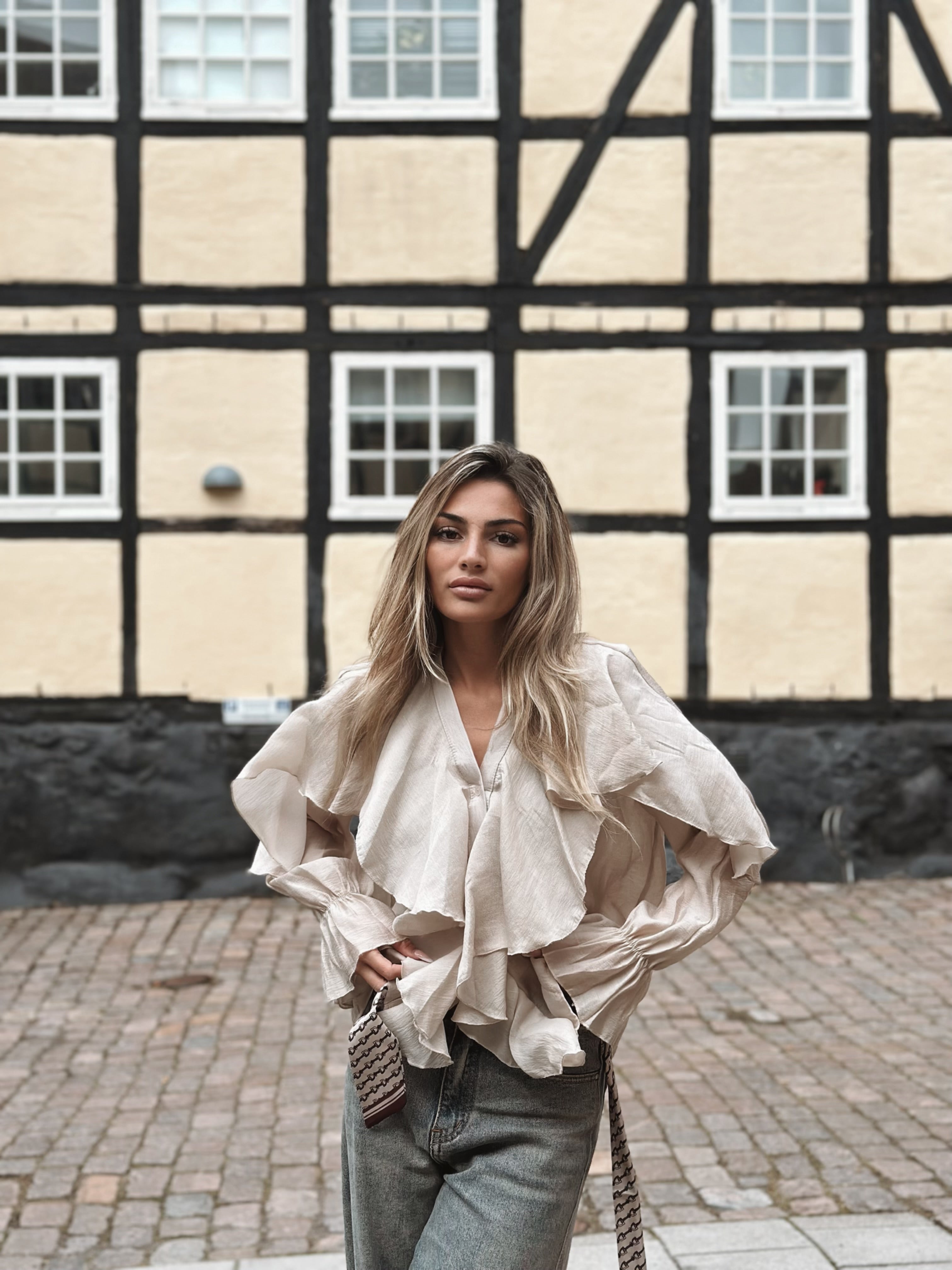 Volangblus i lyxig Tencel – Made in Italy