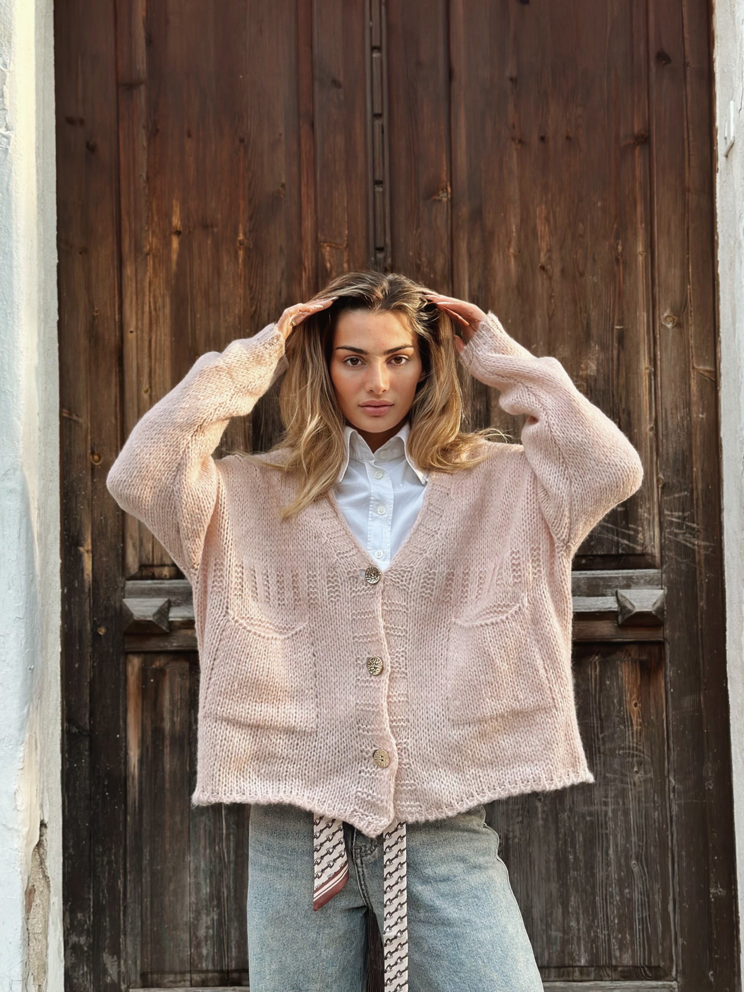 Stickad kofta med fickor och dekorativa knappar