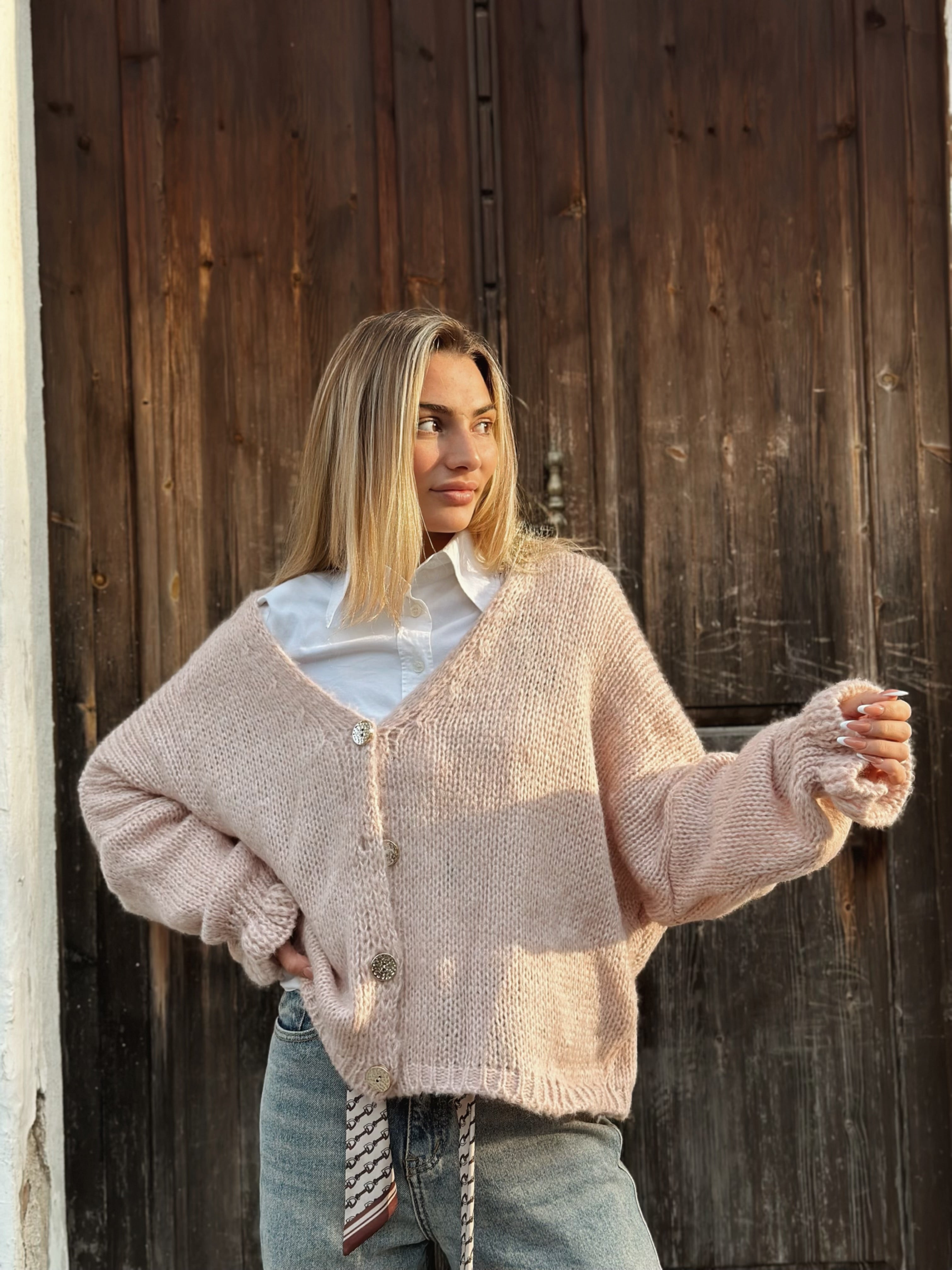 Stickad kofta med volangärm