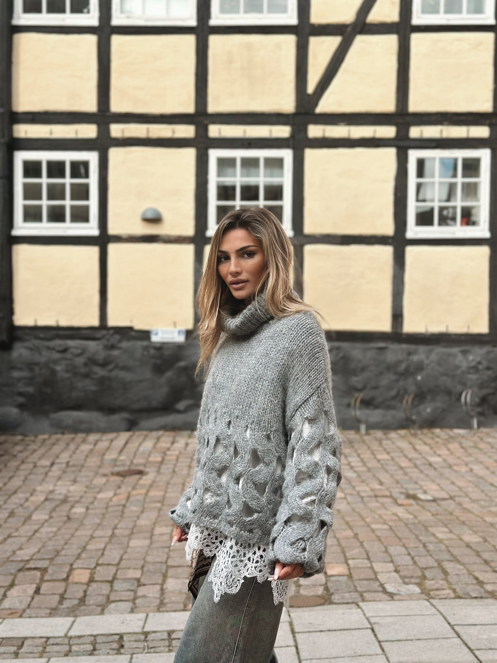 Stickad tröja med hålmönster