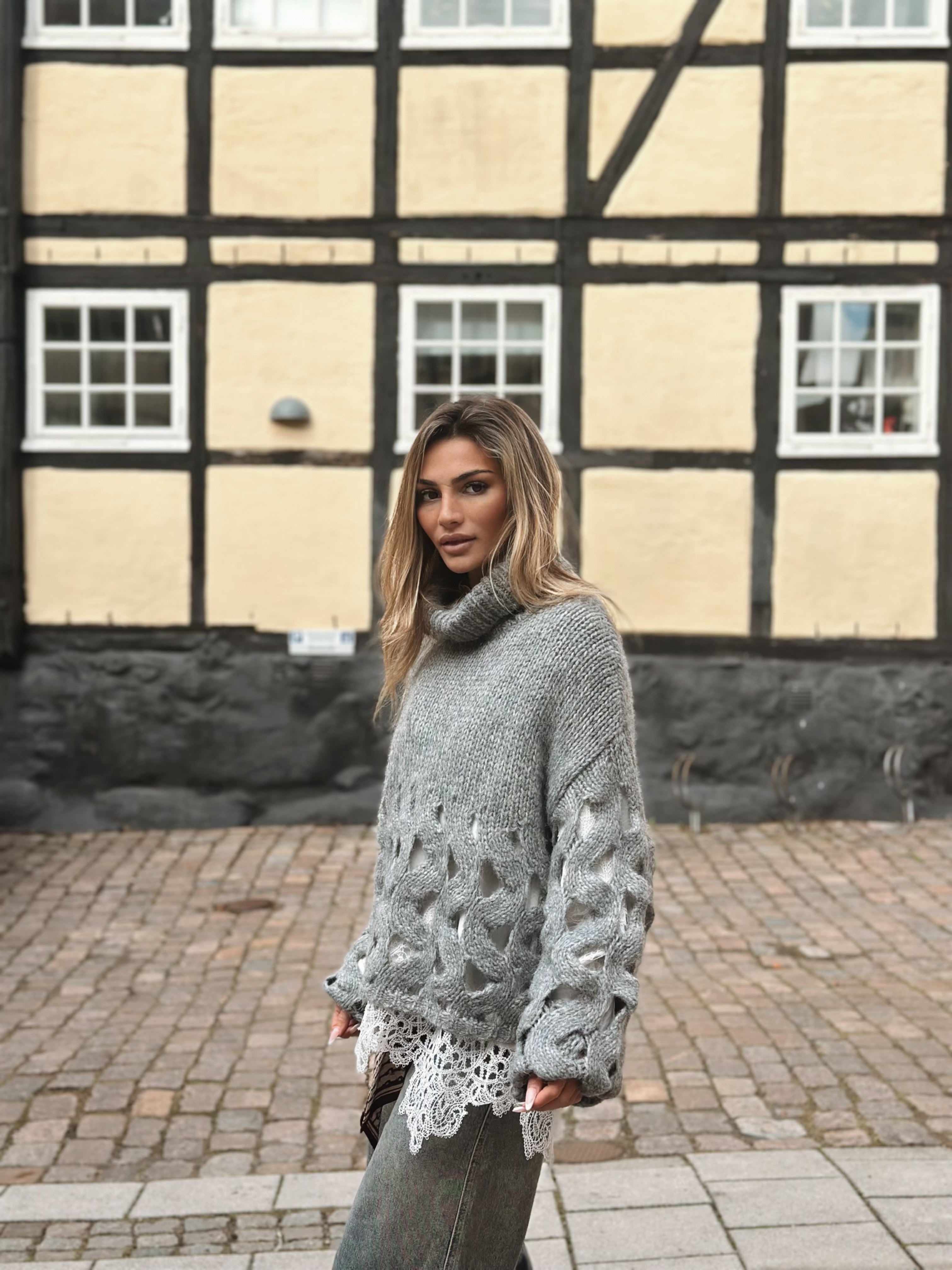 Stickad tröja med hålmönster