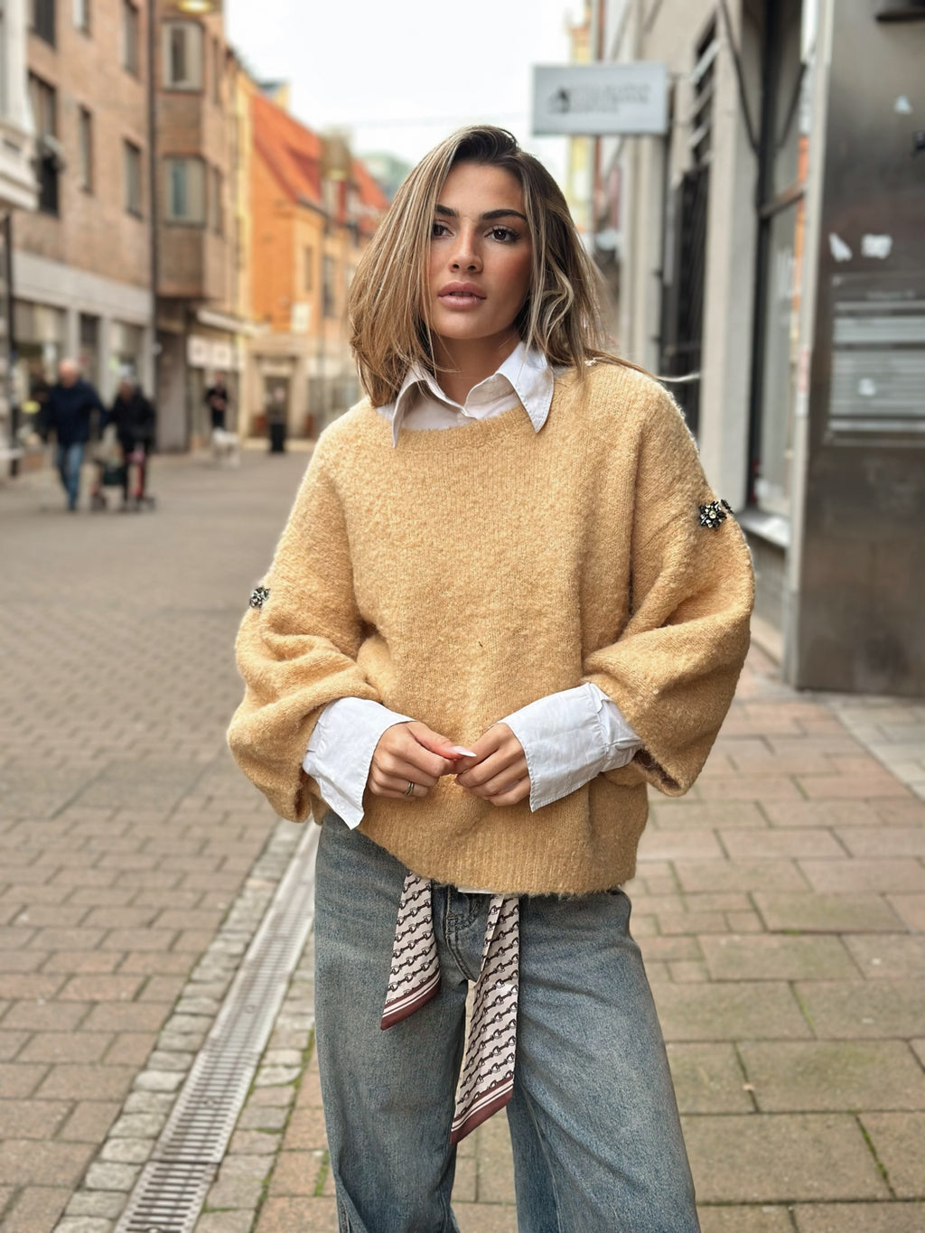 Stickad tröja med broschdetalj