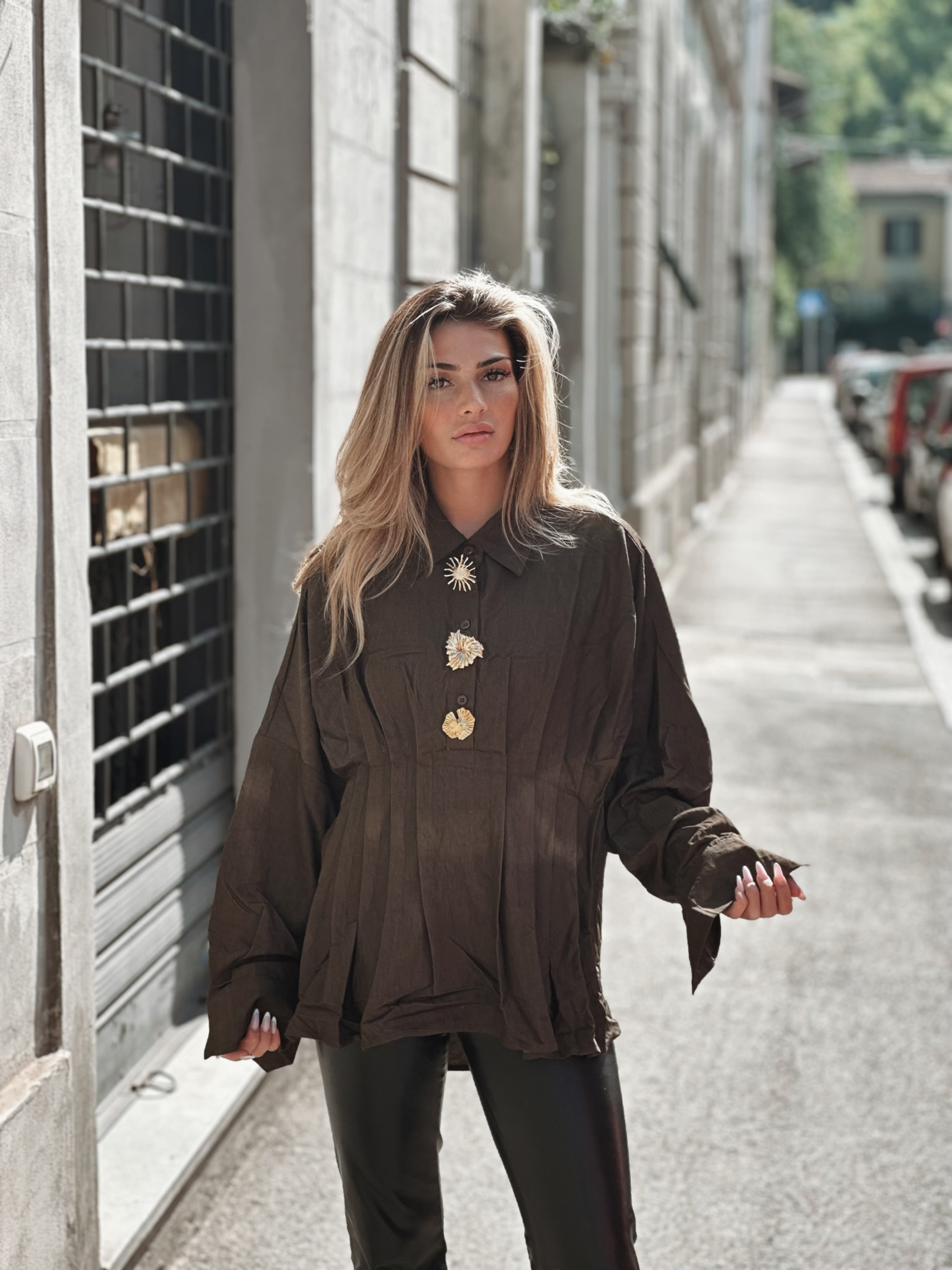 Oversized skjorta med dekorativa knappar