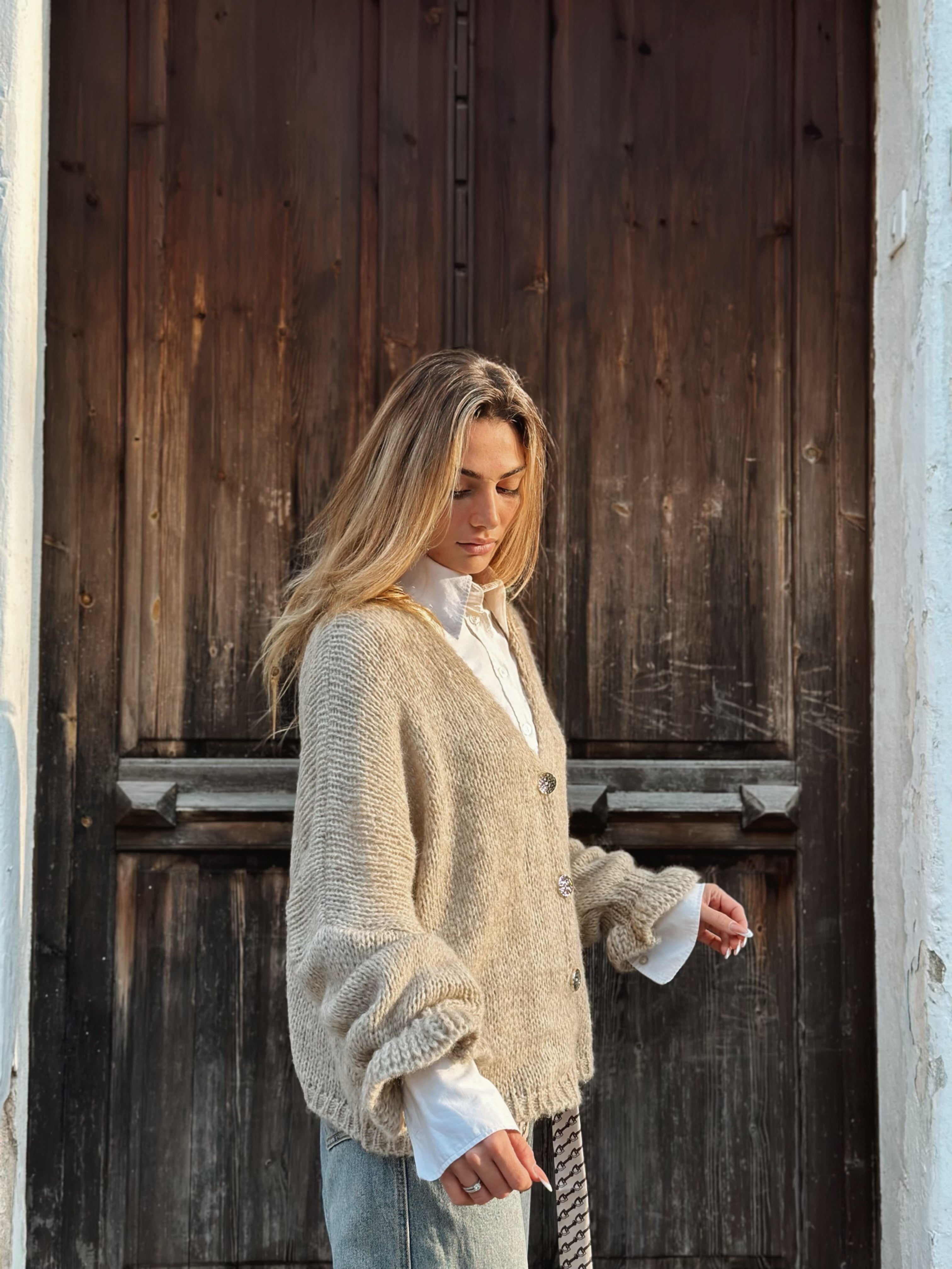 Stickad kofta med volangärm