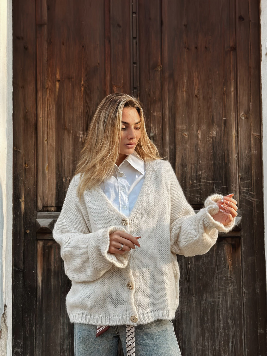 Stickad kofta med volangärm