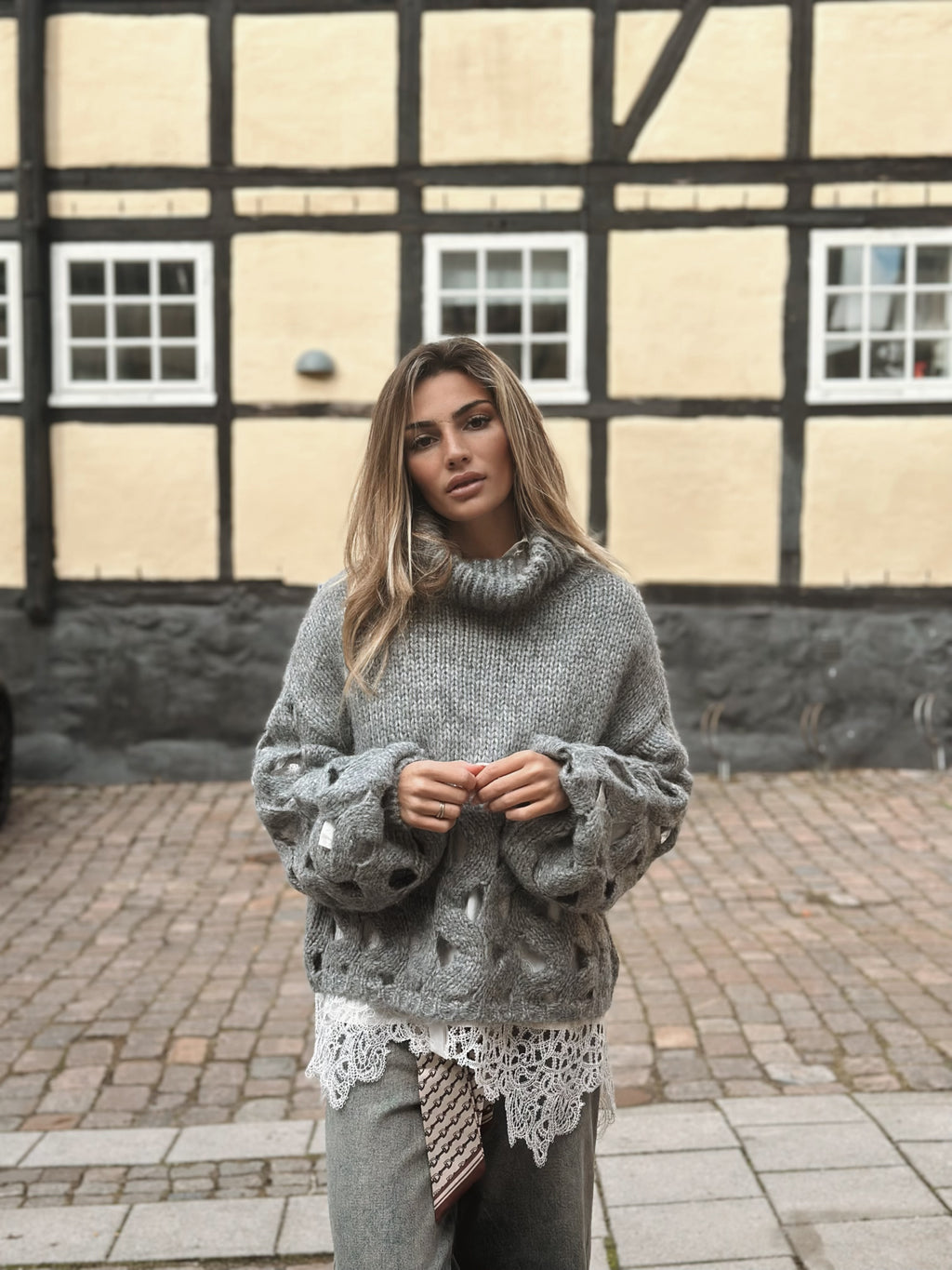 Stickad tröja med hålmönster