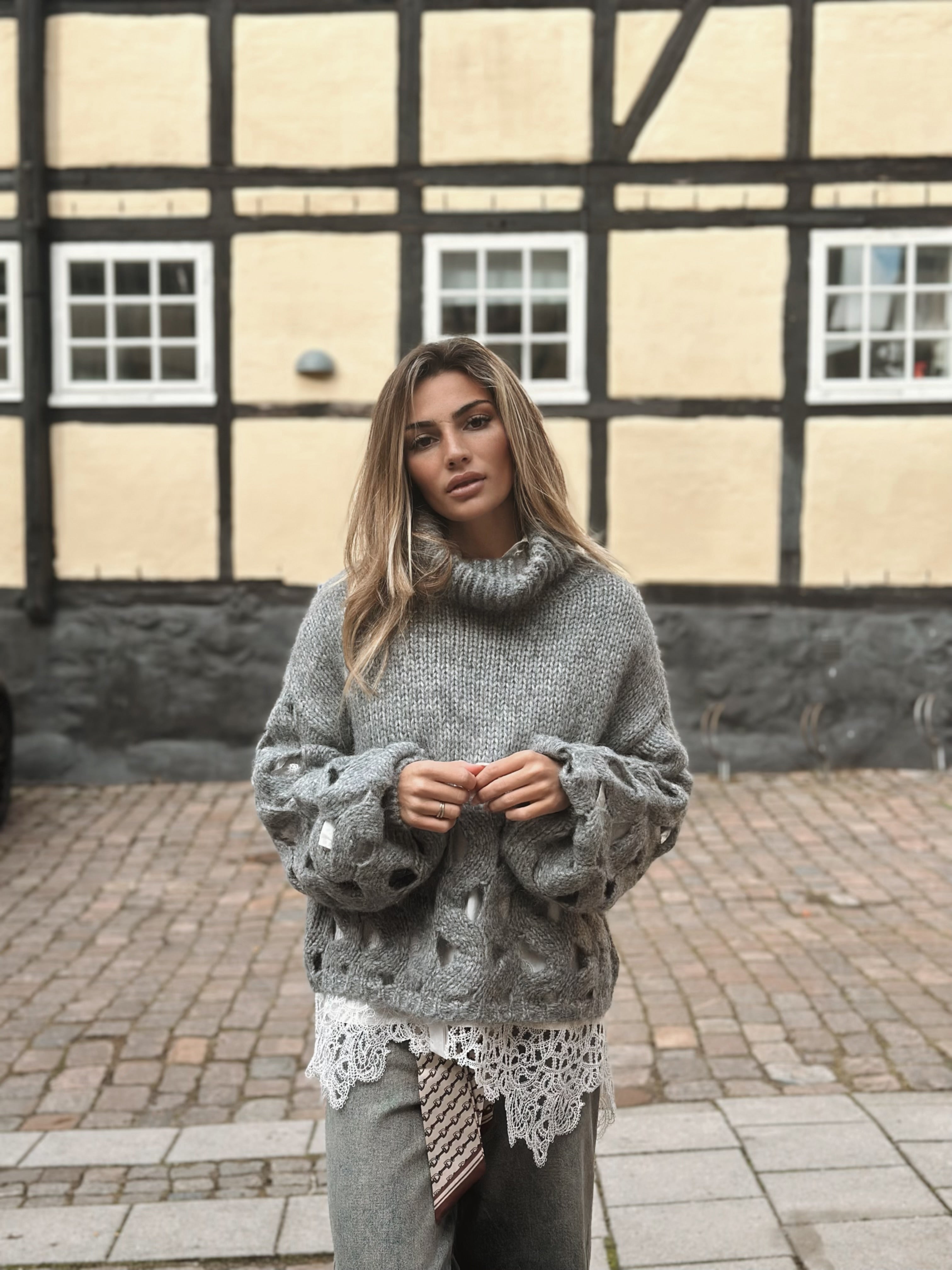 Stickad tröja med hålmönster