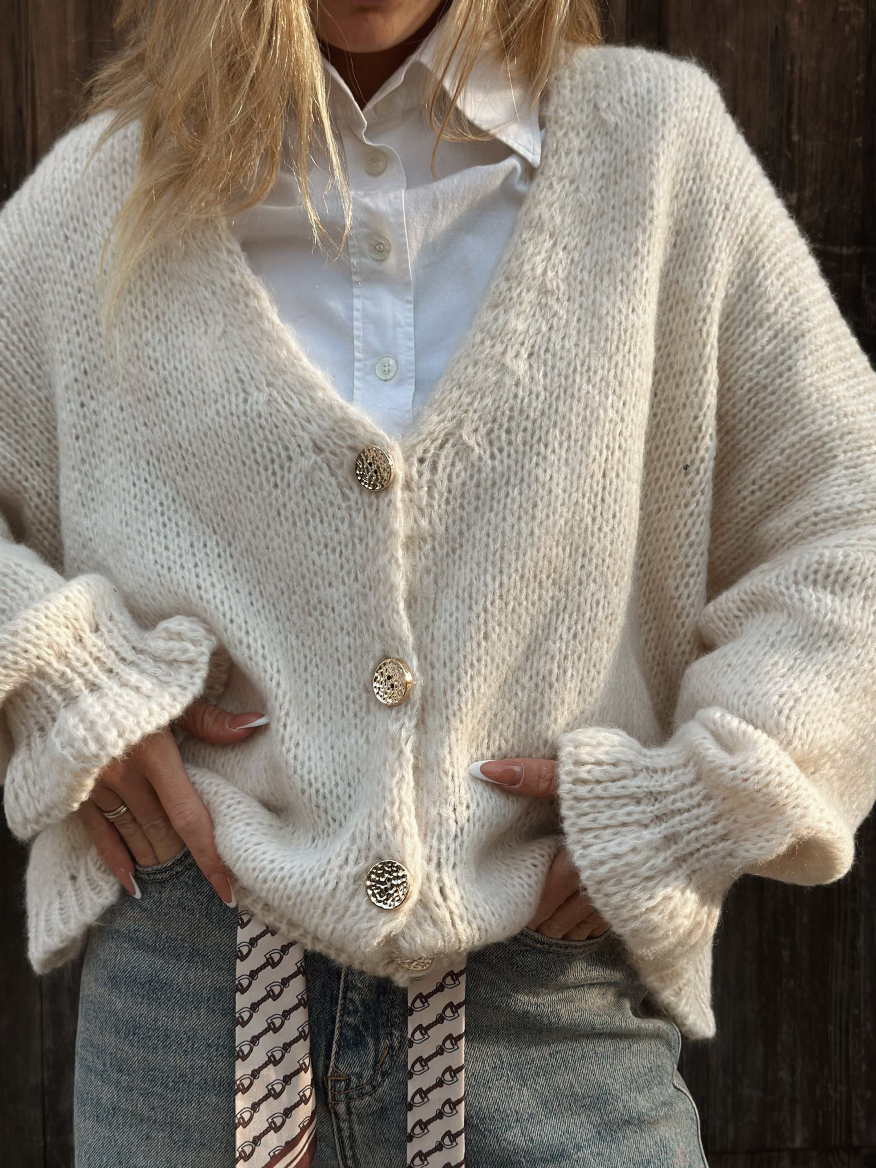 Stickad kofta med volangärm