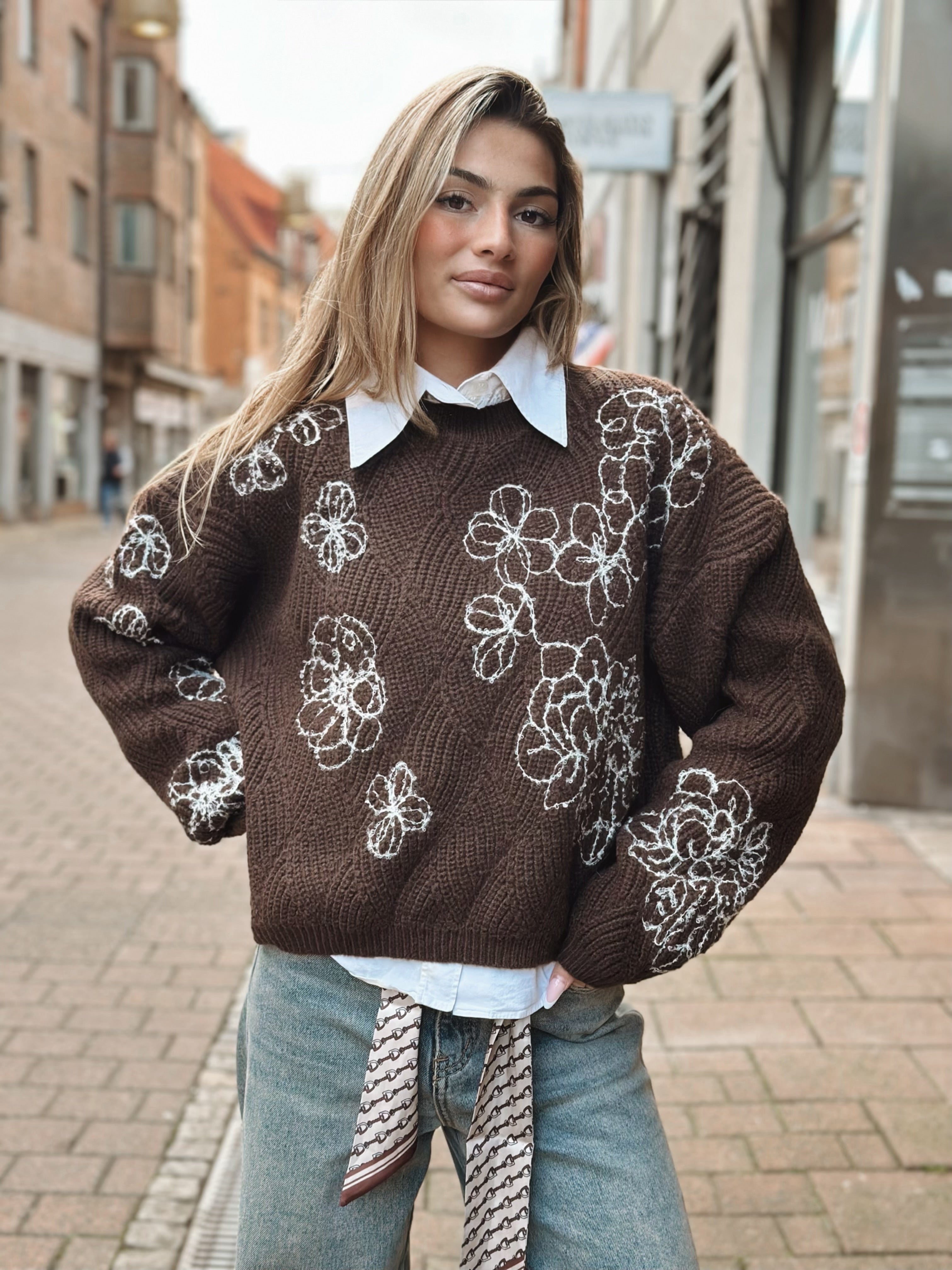 Stickad tröja med blommor – creme, brun & svart