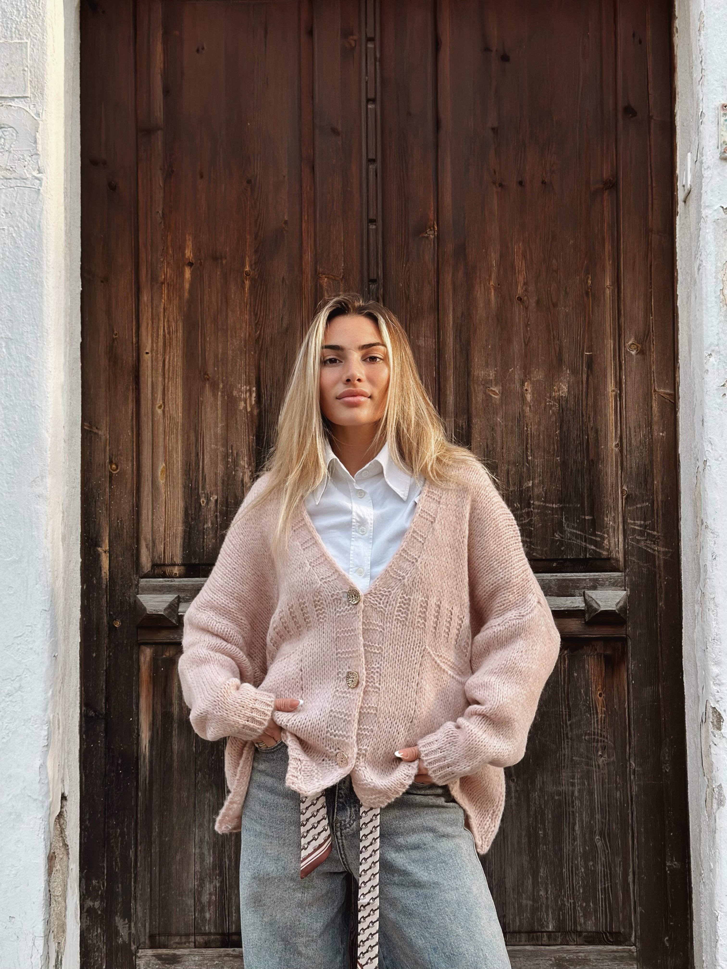 Stickad kofta med fickor och dekorativa knappar