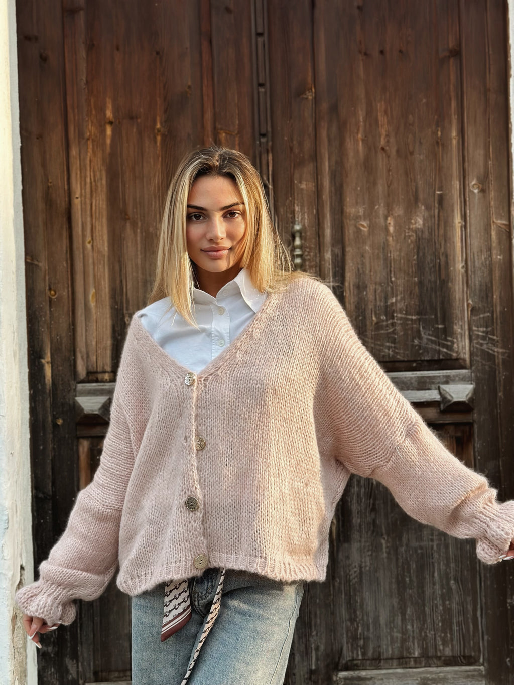 Stickad kofta med volangärm