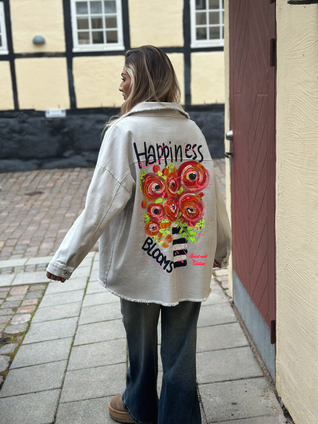 Oversize jacka med handmålad detalj – “Happiness Blooms”