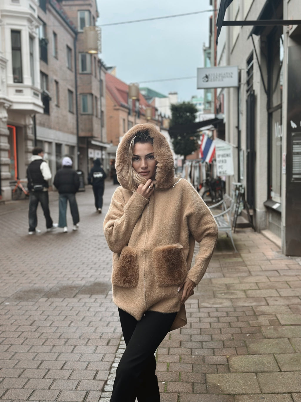 Teddyjacka med fickdetalj