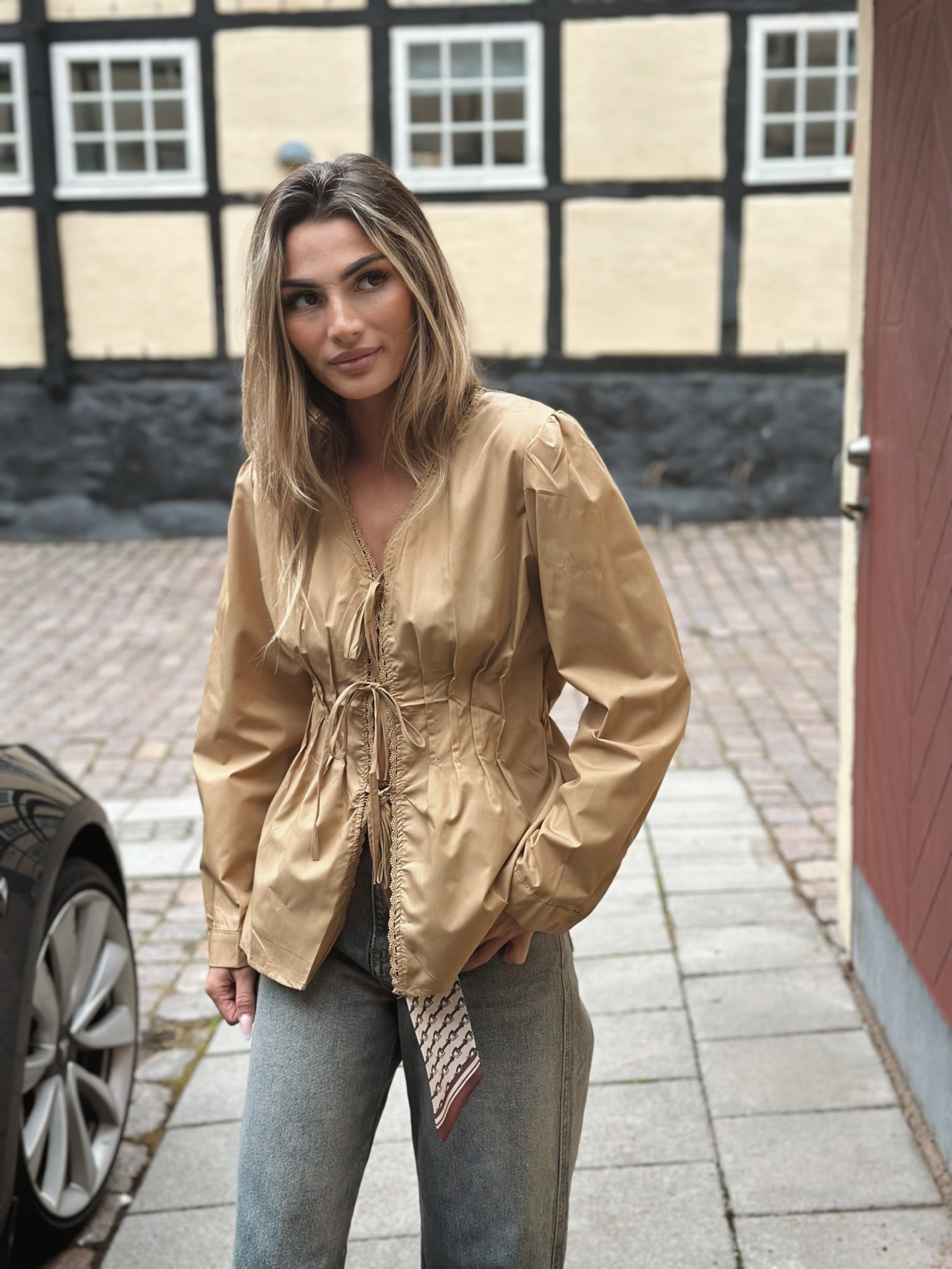 Beige snörblus i bomullsblandning