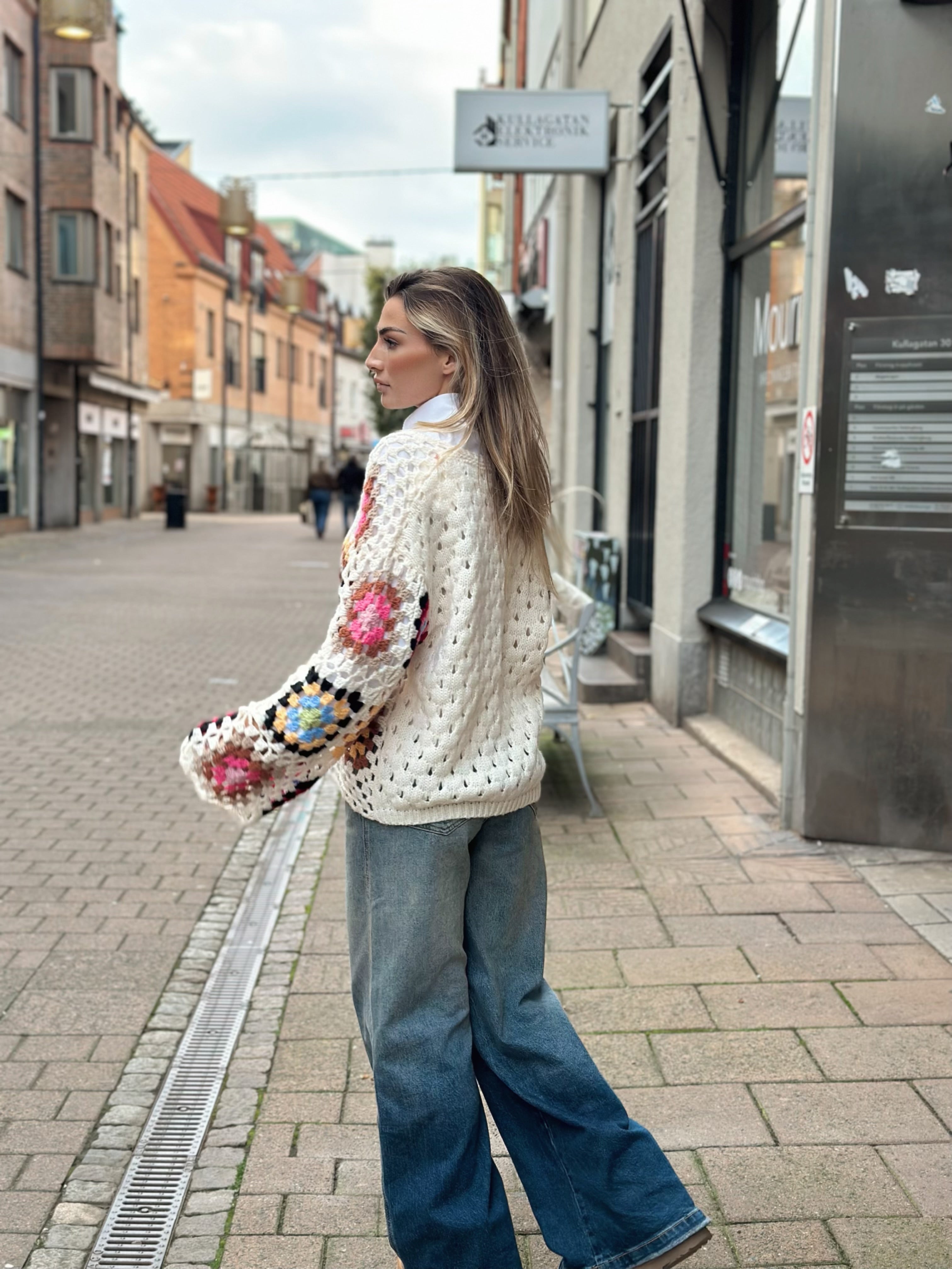 Virkad kofta i boho-stil