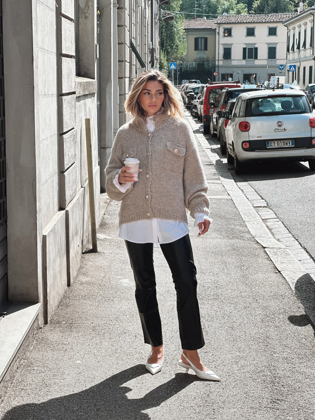 Stickad kofta med fickor