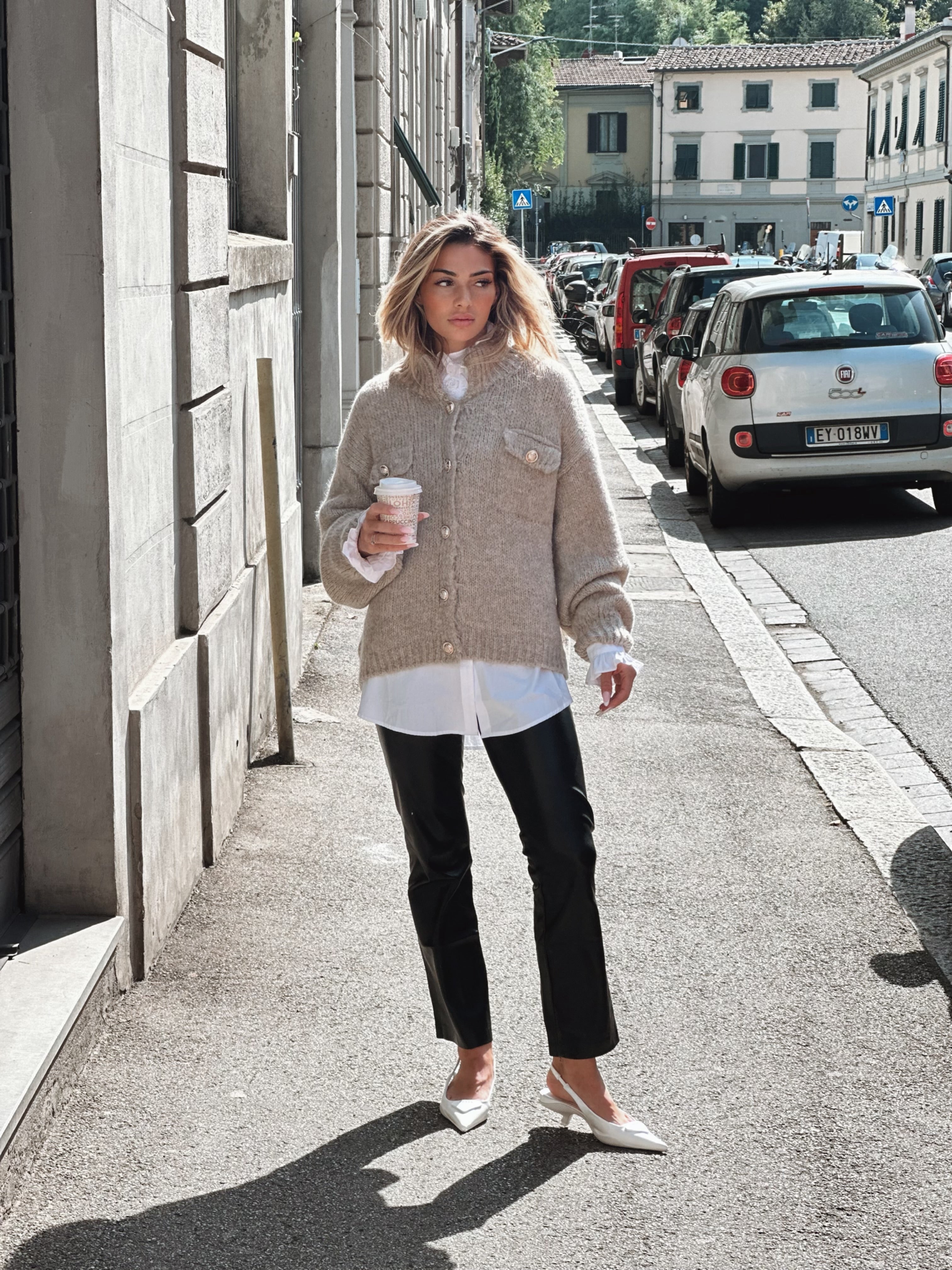 Stickad kofta med fickor