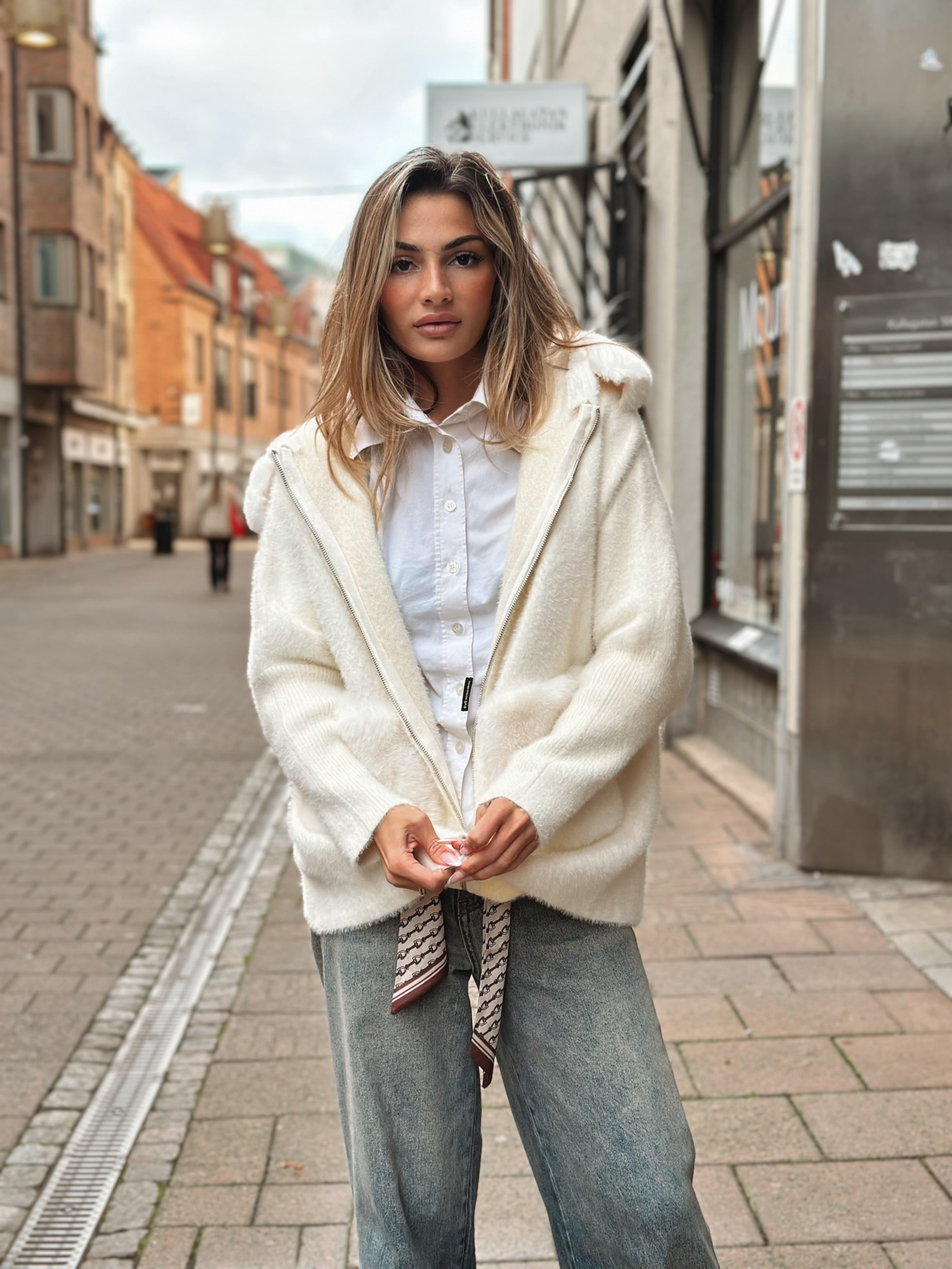 Teddyjacka med fickdetalj