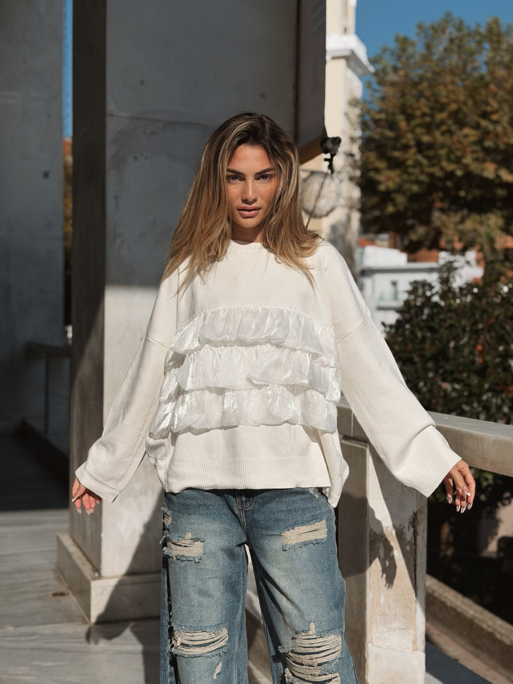 Stickad tröja med Volanger