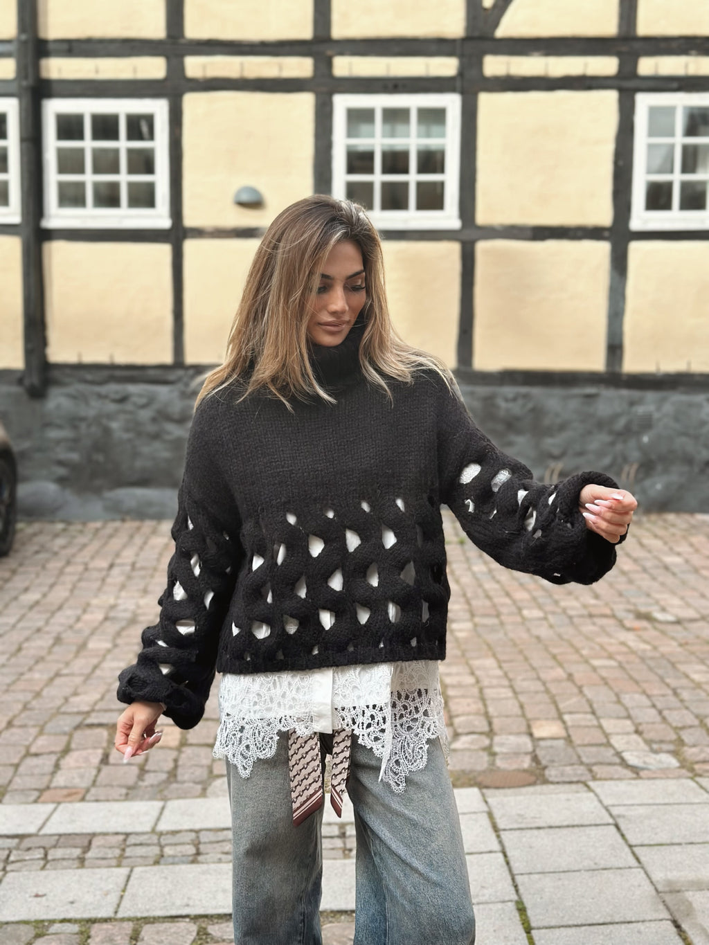 Stickad tröja med hålmönster