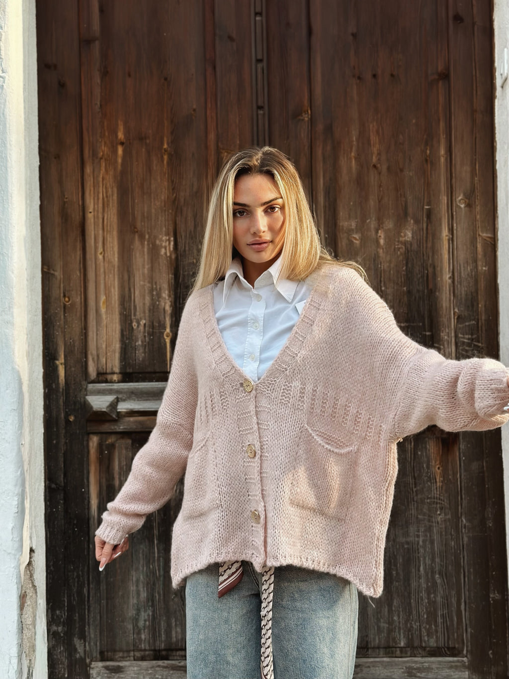 Stickad kofta med fickor och dekorativa knappar