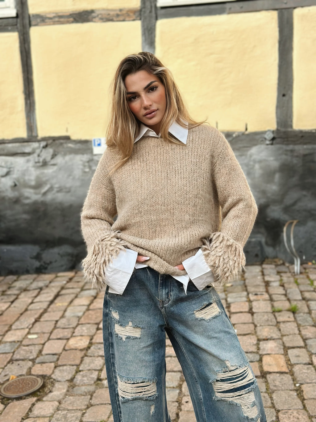 Stickad tröja med fluffiga ärmar
