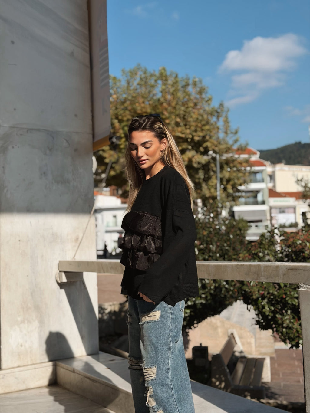 Stickad tröja med Volanger