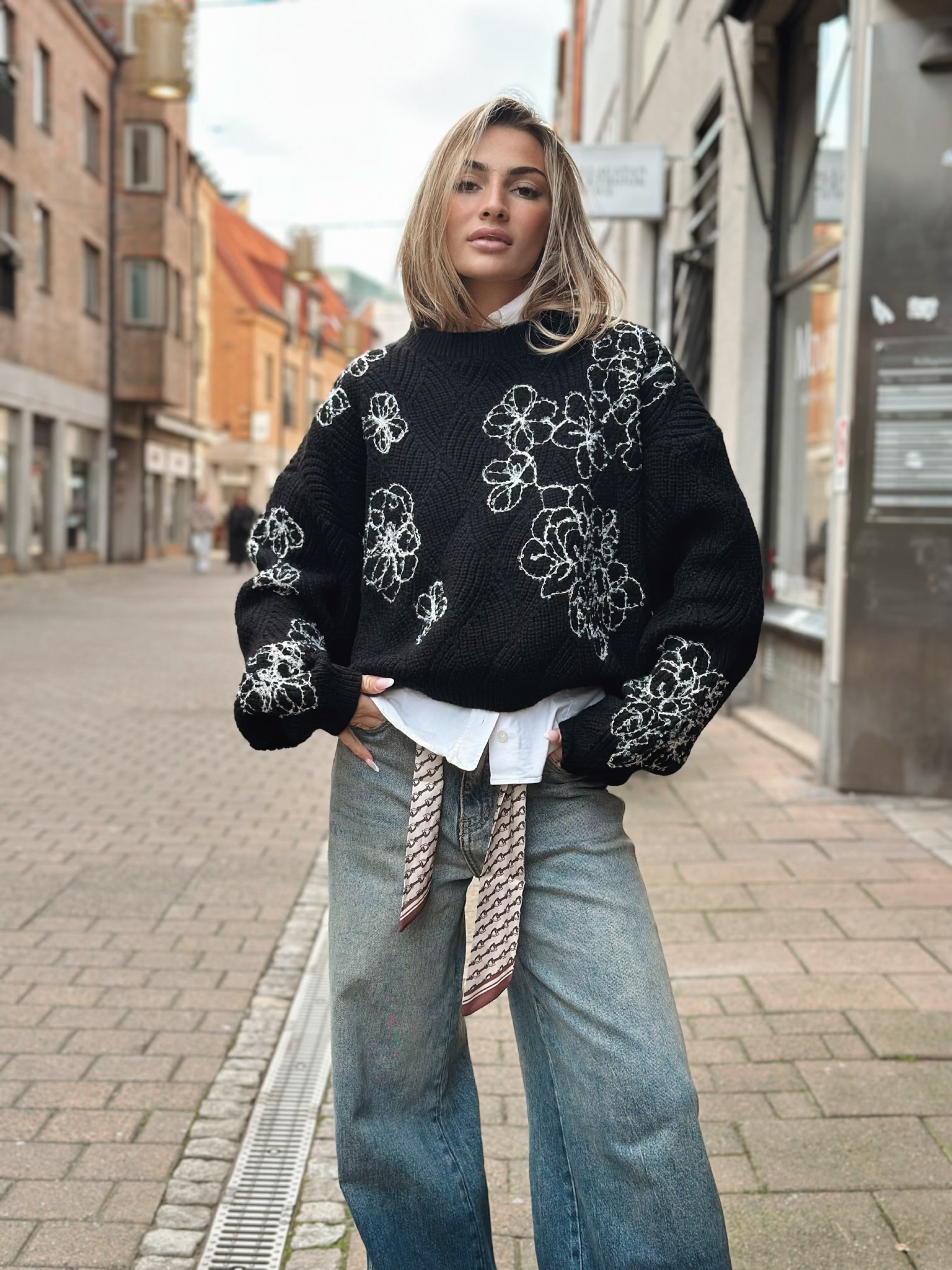 Stickad tröja med blommor – creme, brun & svart